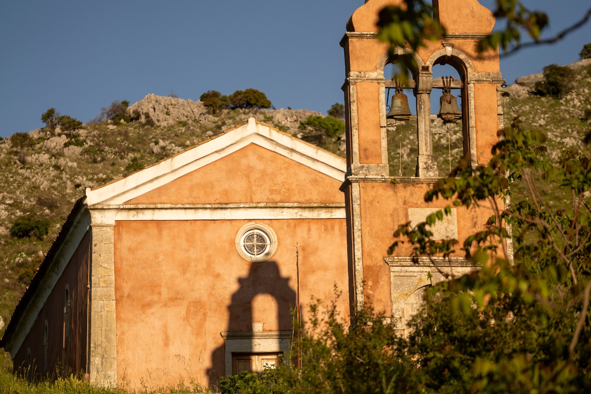 Église et clocher du village d’Old Perithia à Corfou