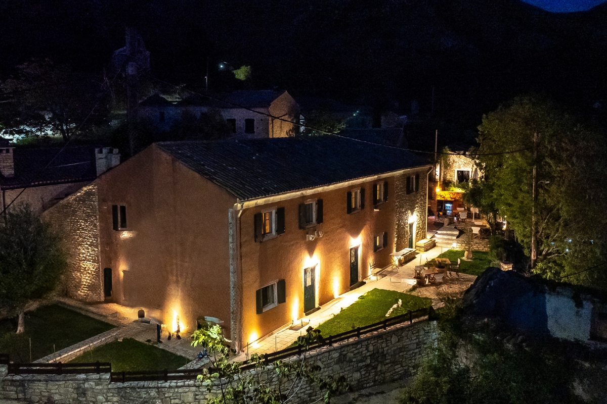 Vue nocturne de The Merchant’s House à Old Perithia