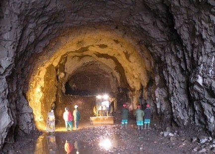 Túnel da PCH Pezzi começa a fase de rebaixo em obra da Pedra Branca em 2011