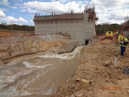 Rio Galheiros é desviado durante as obras da PCH Galheiros em julho de 2011