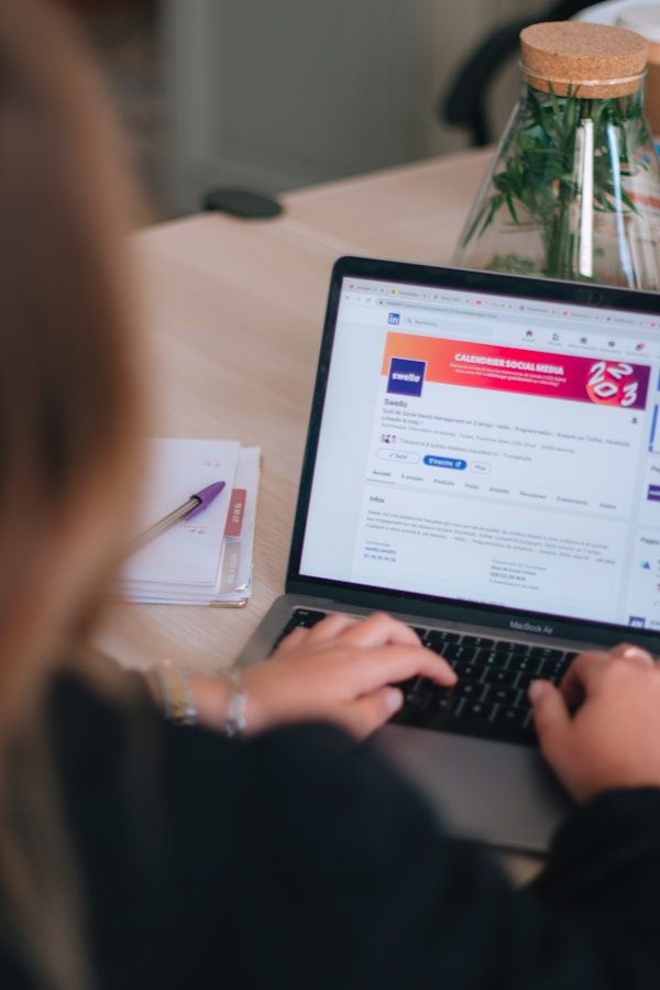 Travail au bureau sur ordinateur. Travail sur les réseaux sociaux, Linkedin.