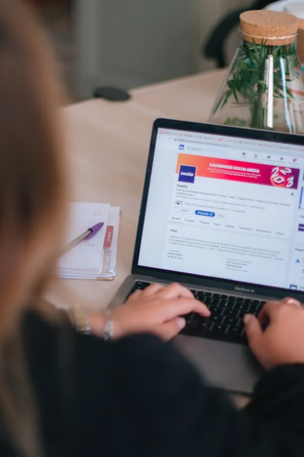 Arbeiten am Computer.
LinkedIn Seite ist geöffnet.