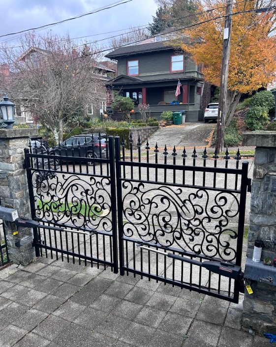 Is Your Family Truly Secure? Why DIY Gates Fail and Interactive Gates Wins 🛡️✨