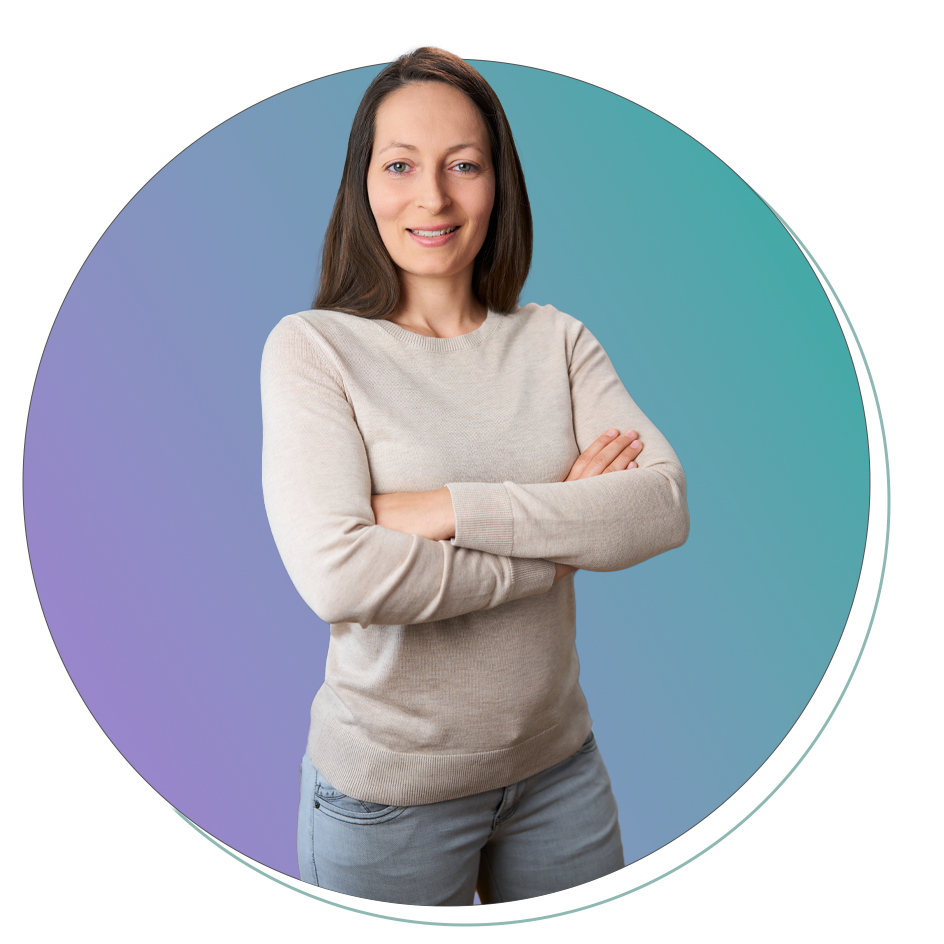 Marie Krauß lächelt  mit verschränkten Armen