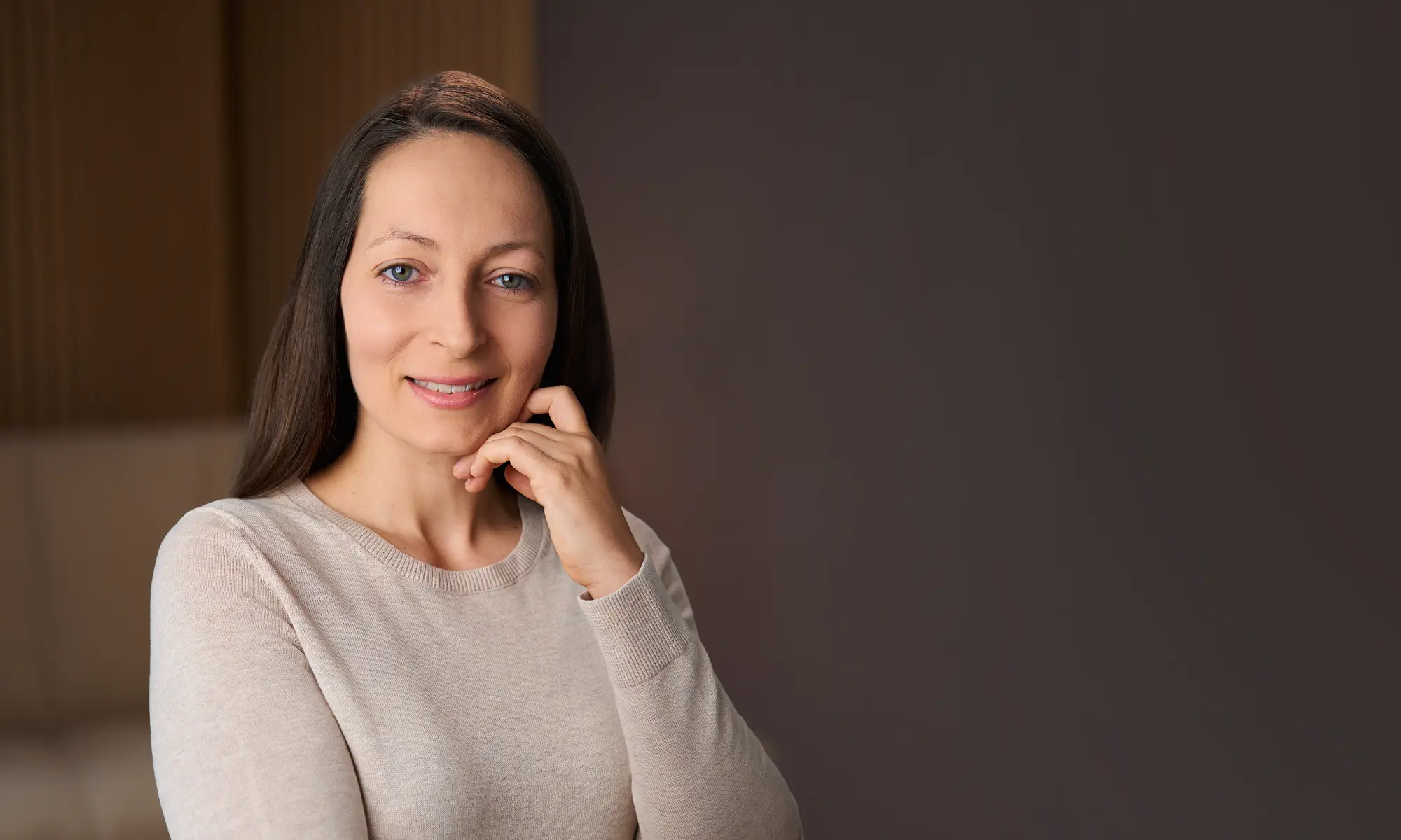 Marie Krauß, Healphy Beratung – Physiotherapeutin und Gesundheitscoach lächelt freundlich, Hand am Kinn