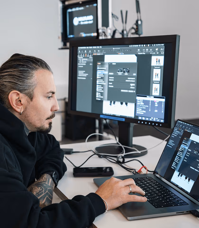 ein mitarbeiter von crew10 schneidet videos