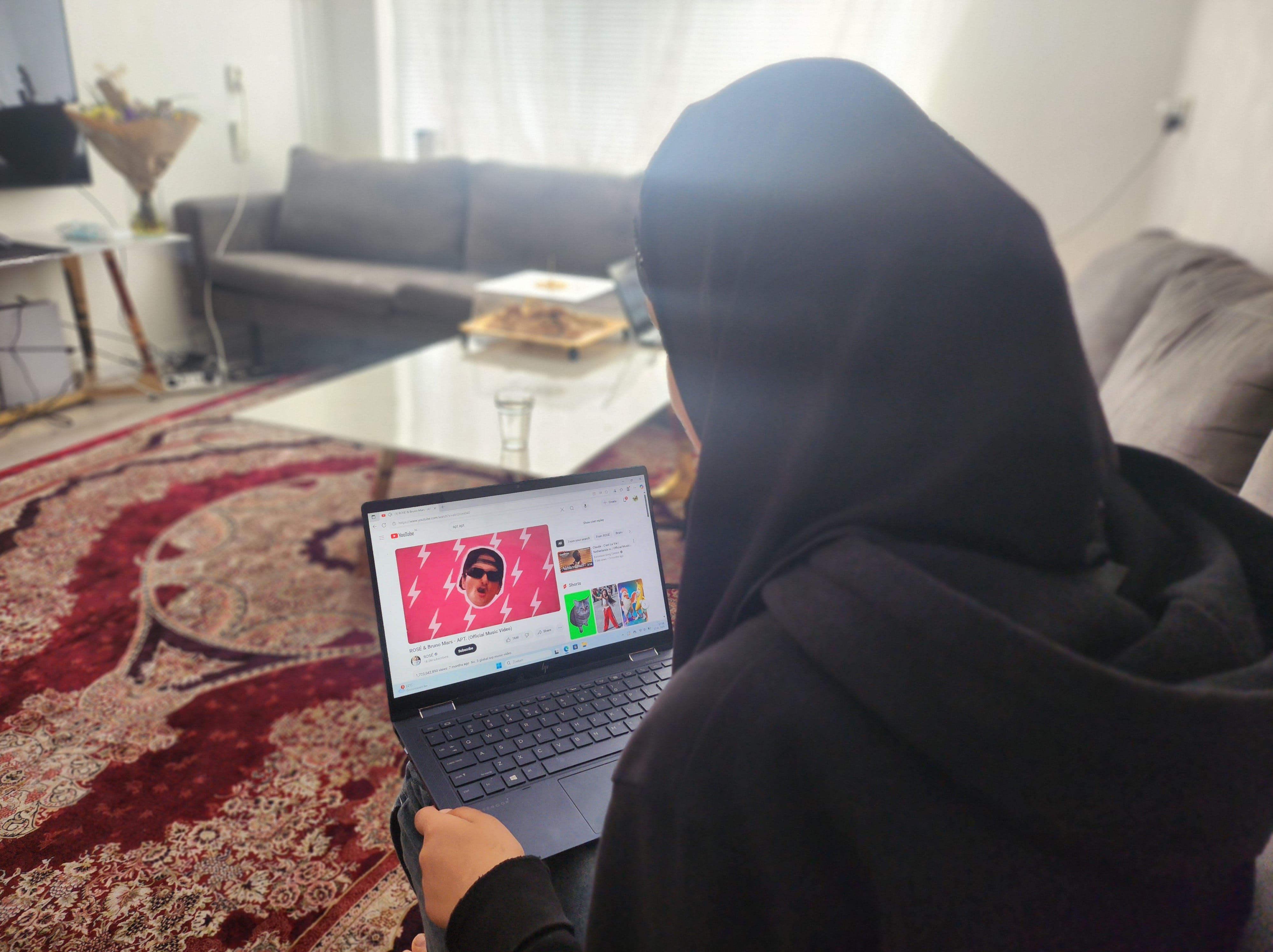 Als het huiswerk af is zet Sara op de laptop youtube aan en zingt keihard mee met haar favoriete nummer. Ze is dankbaar dat ze een laptop heeft gekregen van Digidromen. 