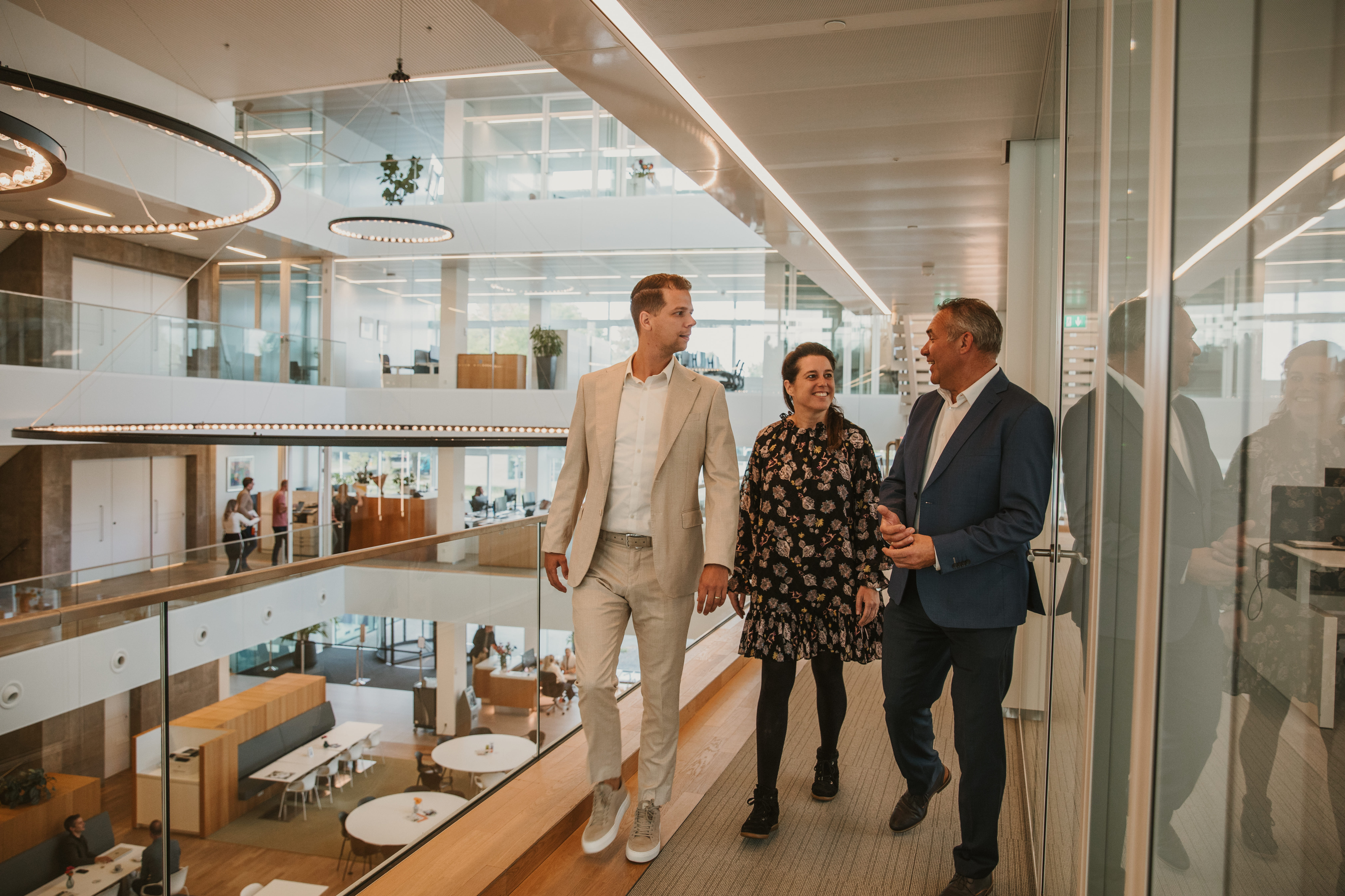 Ruud van Sprang van Aces Direct, Karin van der Leest van Digidromen en Ronald Vermeulen van Van Spaendonck praten over de mooie donatie van Van Spaendock aan Digidromen. 