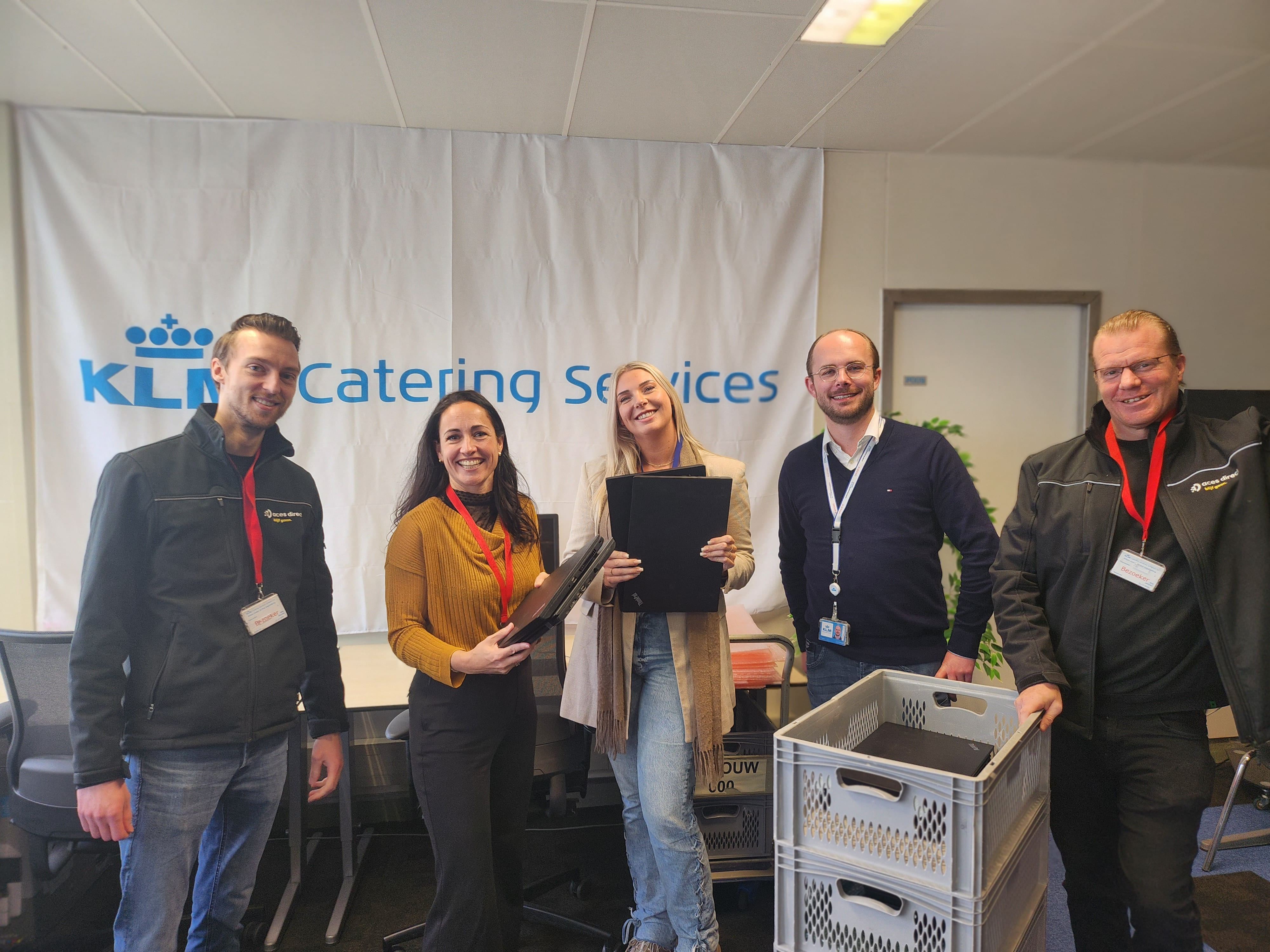 KLM Catering Services samen met Pauline Herder van Digidromen op de foto voor de overdracht van laptops die digidromen gedoneerd heeft gekregen.