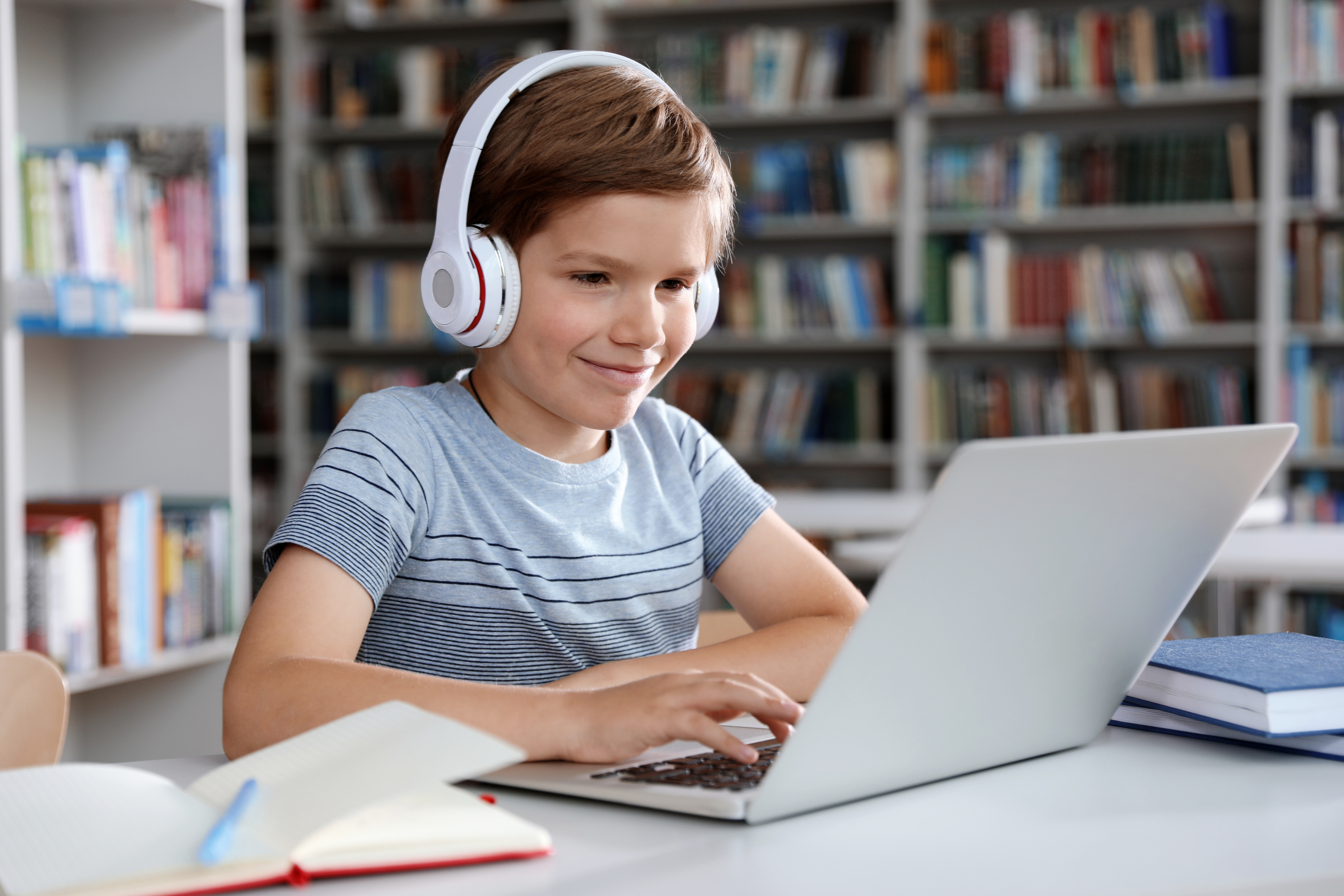 jongetje dat leeft in armoede heeft een laptop gekregen van Digidromen en is daar erg blij mee.