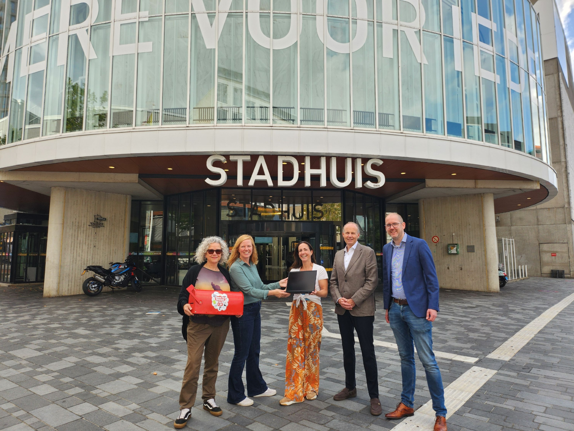 Pauline van Digidromen overhandigt de gedoneerde laptop van SISO aan Annemette van Gemeente Almere