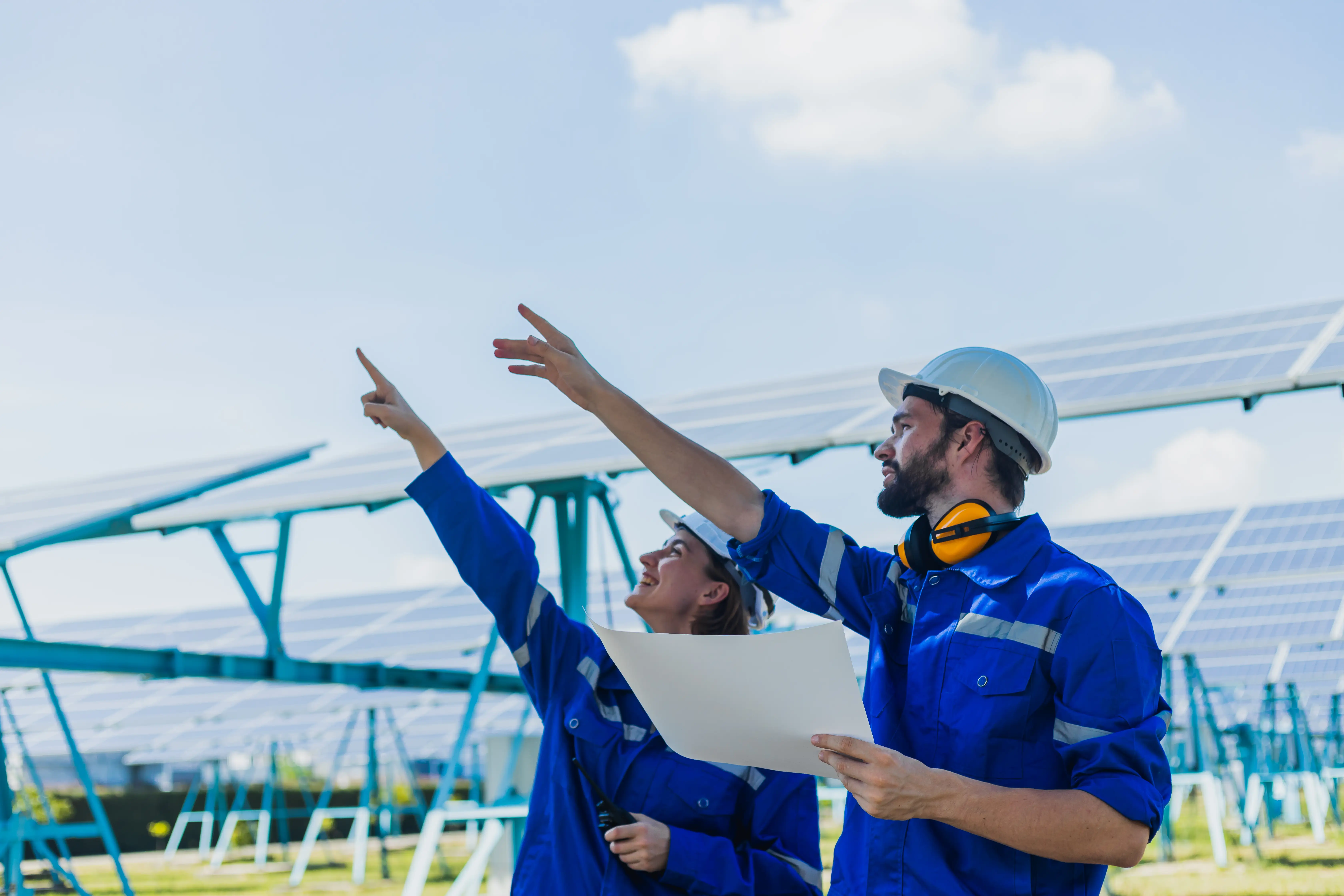 Especialistas revisando un sistema de paneles solares
