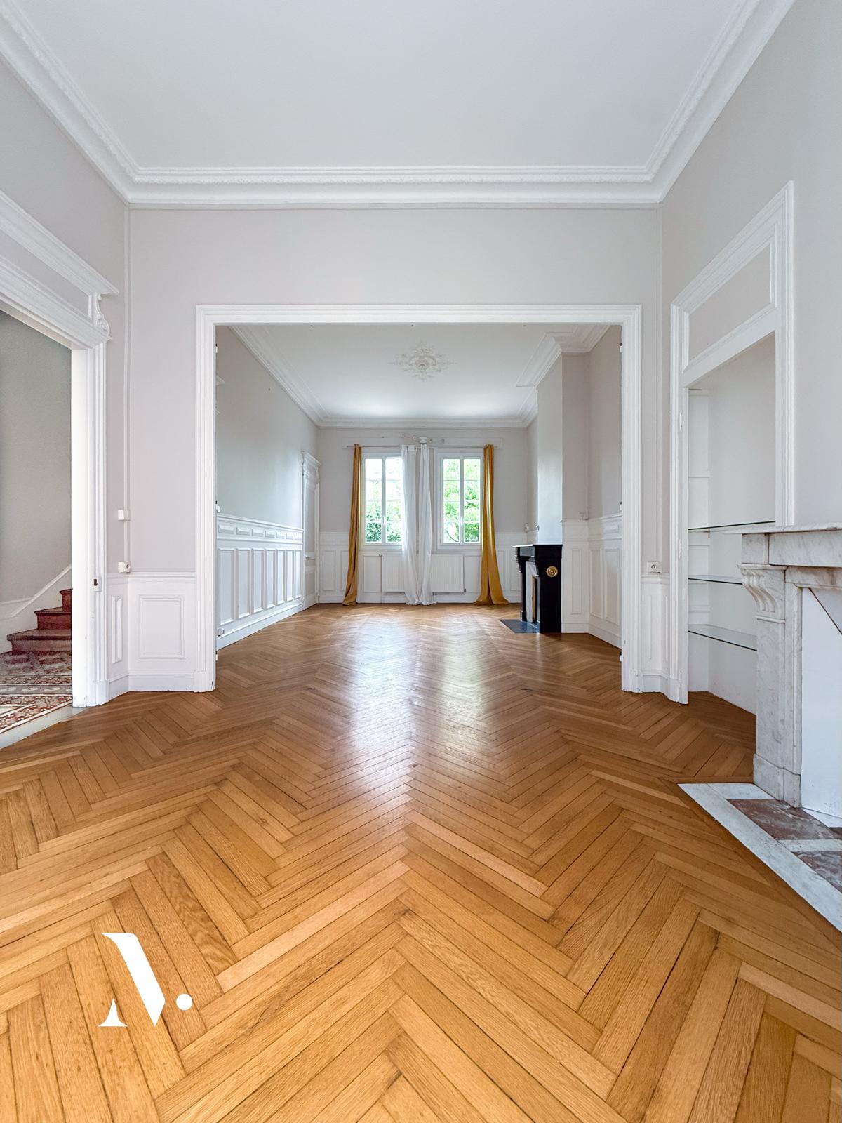 Feature Property image