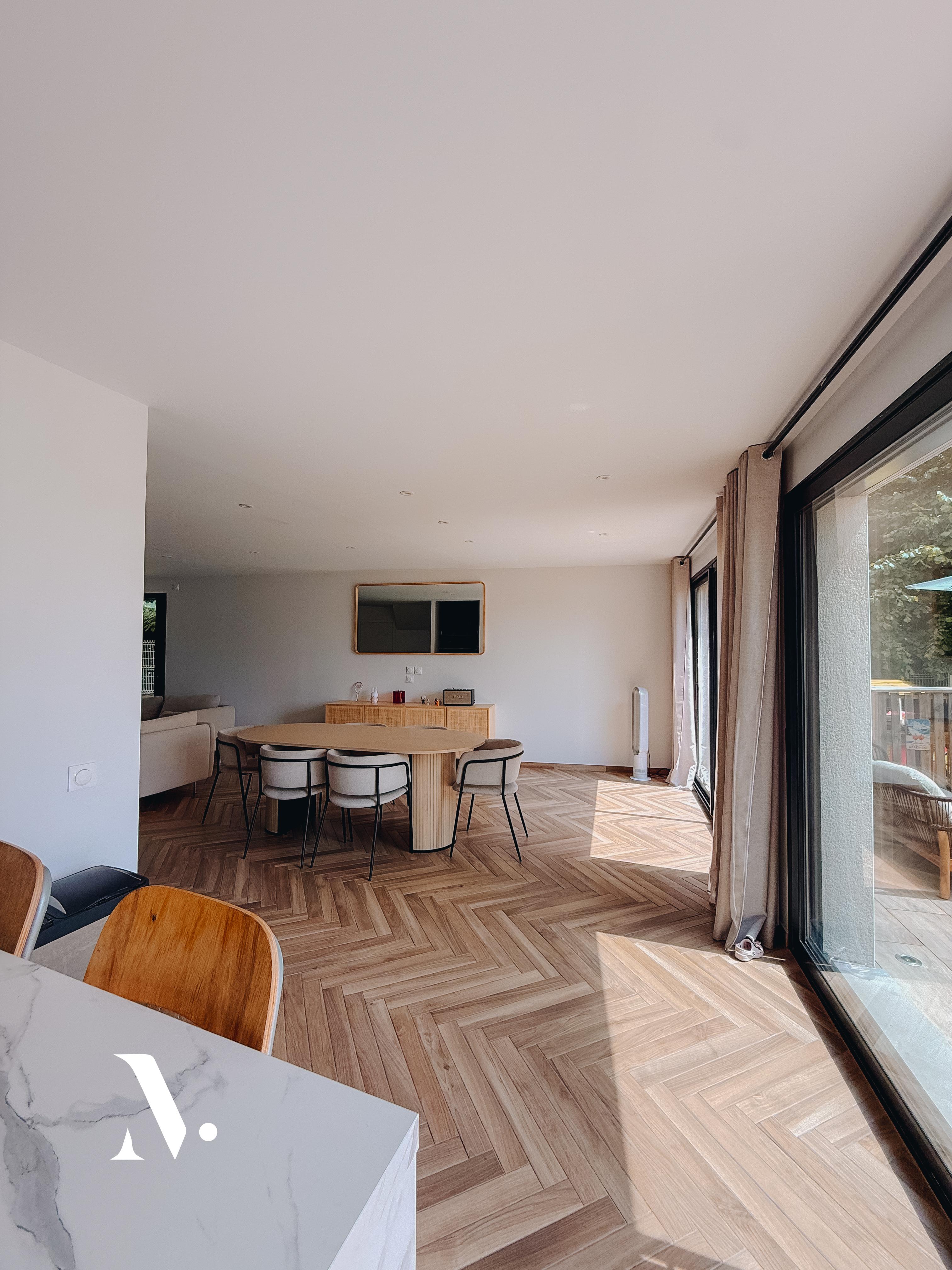 Maison contemporaine avec terrasse et jardin