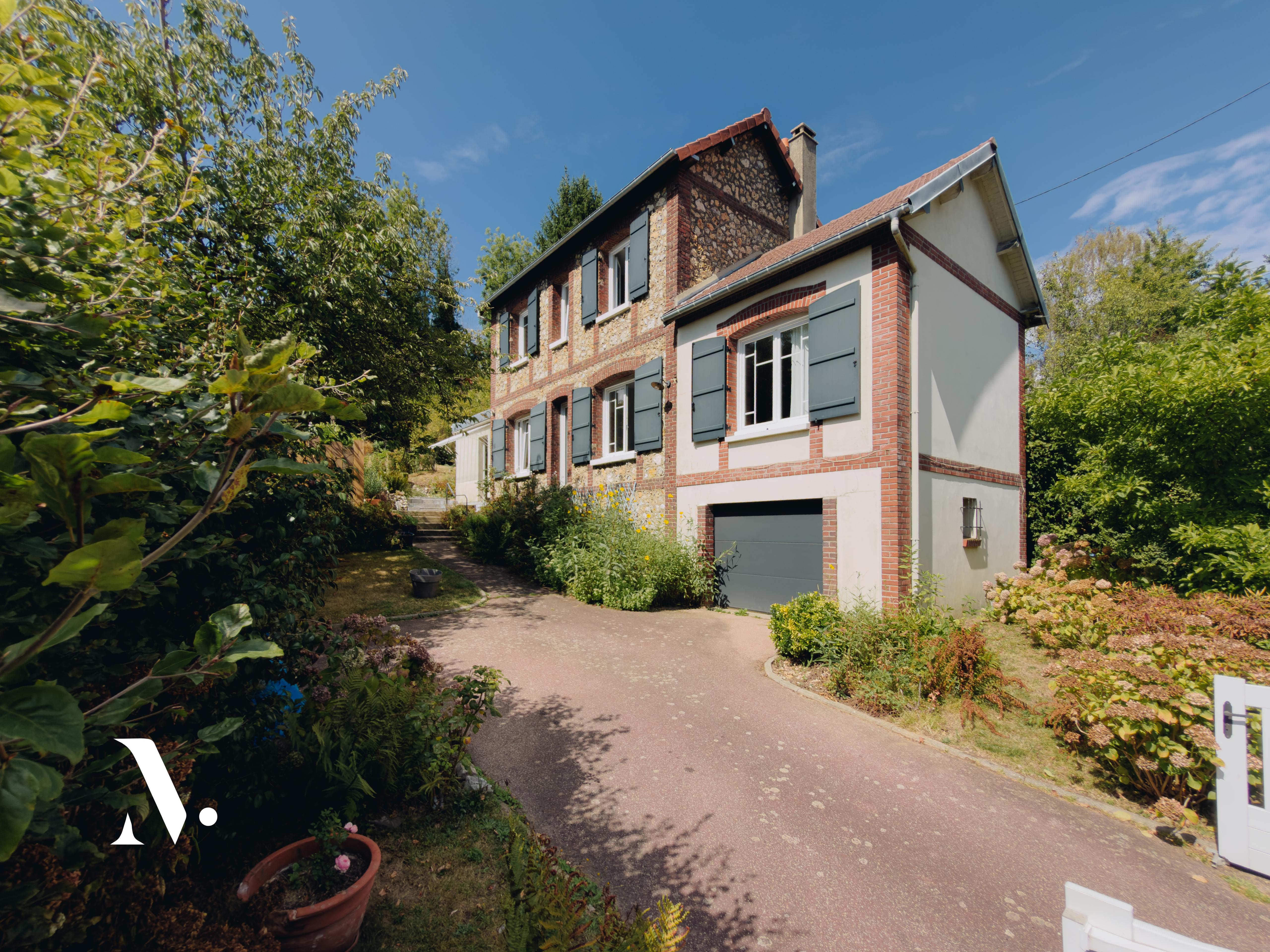 Maison de charme avec garage et jardin