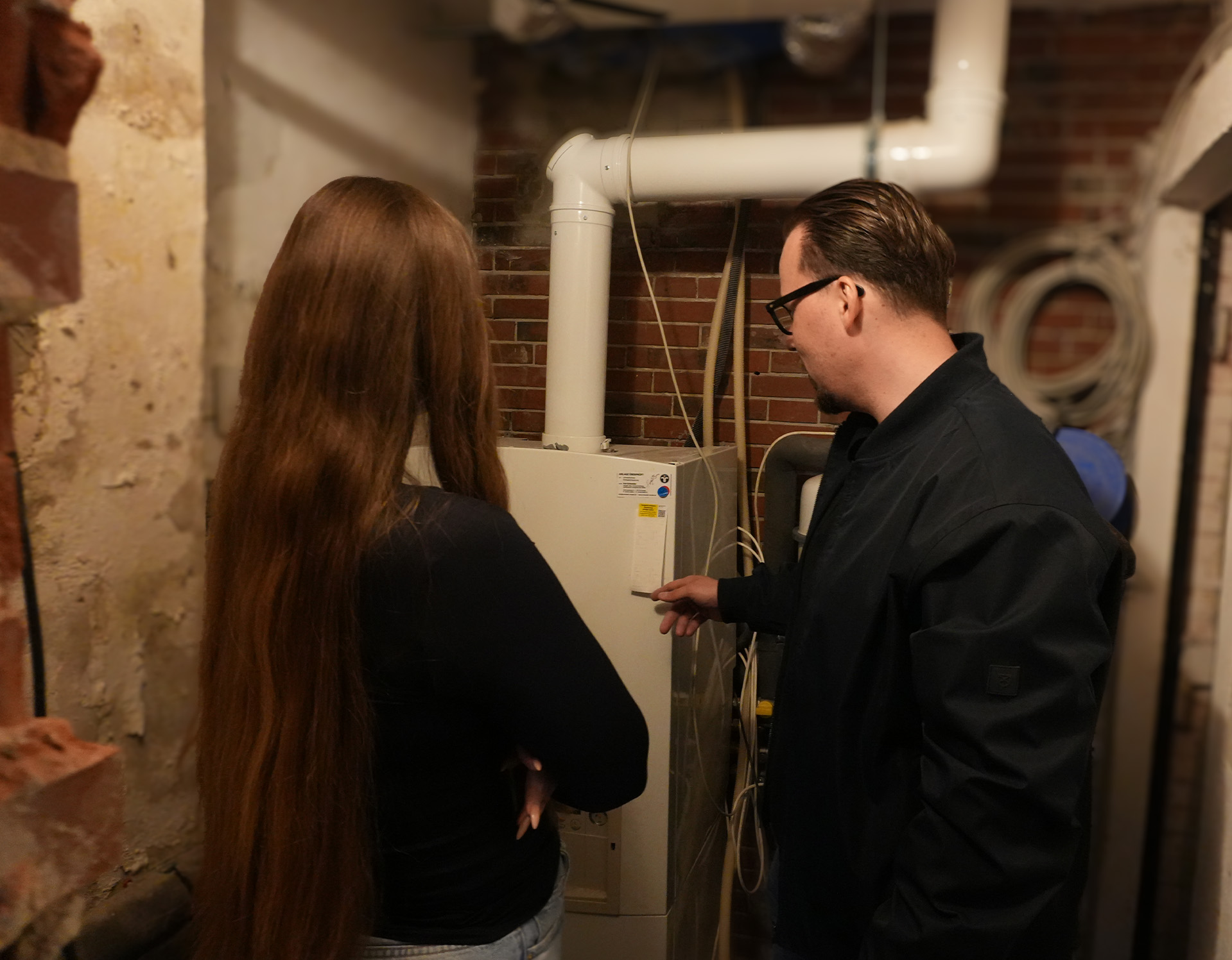 Wärmepumpe von Buderus vor einem Haus in Ostfriesland
