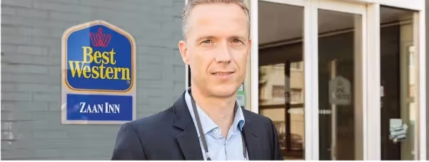 "Wir hatten in der Vergangenheit einen Vorfall, bei dem ein verwirrter Mann auf unsere Rezeption stürmte und die Rezeptionistin mit einem Messer bedrohte. Glücklicherweise ist es noch einmal gut ausgegangen, aber es hat mir die Augen geöffnet. Schließlich kann so etwas immer wieder passieren. Heute habe ich ein besseres Gefühl, denn ich weiß, dass ich rund um die Uhr über SoloProtect Hilfe bekomme."