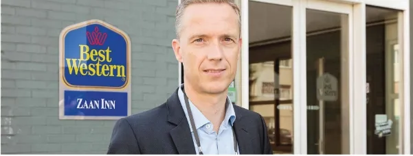"Wir hatten in der Vergangenheit einen Vorfall, bei dem ein verwirrter Mann auf unsere Rezeption stürmte und die Rezeptionistin mit einem Messer bedrohte. Glücklicherweise ist es noch einmal gut ausgegangen, aber es hat mir die Augen geöffnet. Schließlich kann so etwas immer wieder passieren. Heute habe ich ein besseres Gefühl, denn ich weiß, dass ich rund um die Uhr über SoloProtect Hilfe bekomme."