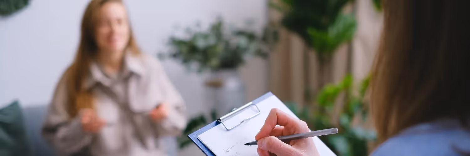 „Unsere betreuenden und beratenden Kolleginnen und Kollegen müssen oft mit Menschen agieren, die sich in extrem belastenden Ausnahmesituationen befinden. Manchmal müssen sie leider auch schlechte Nachrichten überbringen und unliebsame Maßnahmen umsetzen. Dabei passiert es schon mal, dass die Stimmung kippt und Personen sich unberechenbar verhalten.“