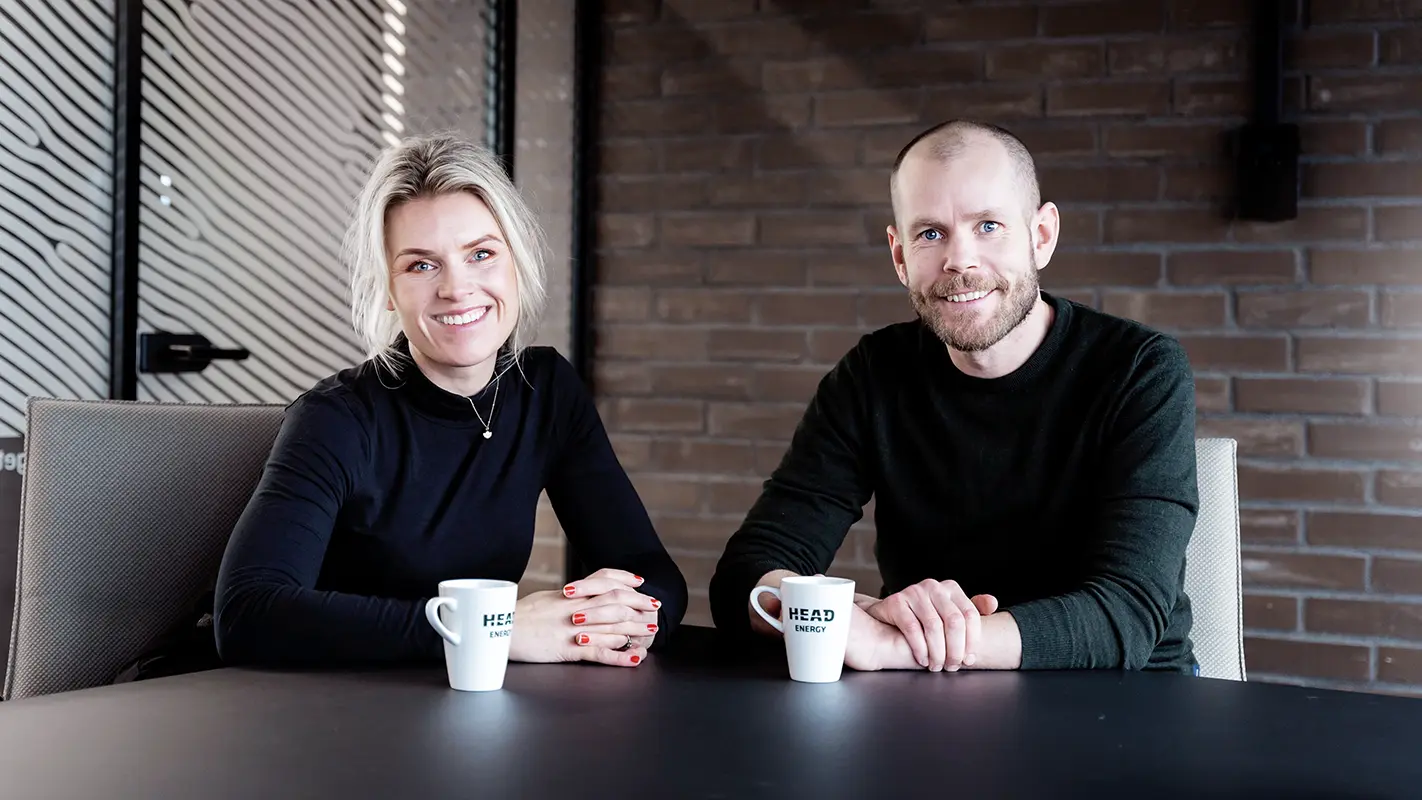 To ansatte hos Head Energy klar for å ta i møt nye søknader