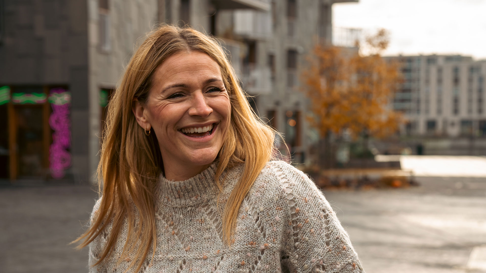 Ansatt hos Head Energy smilende og glad