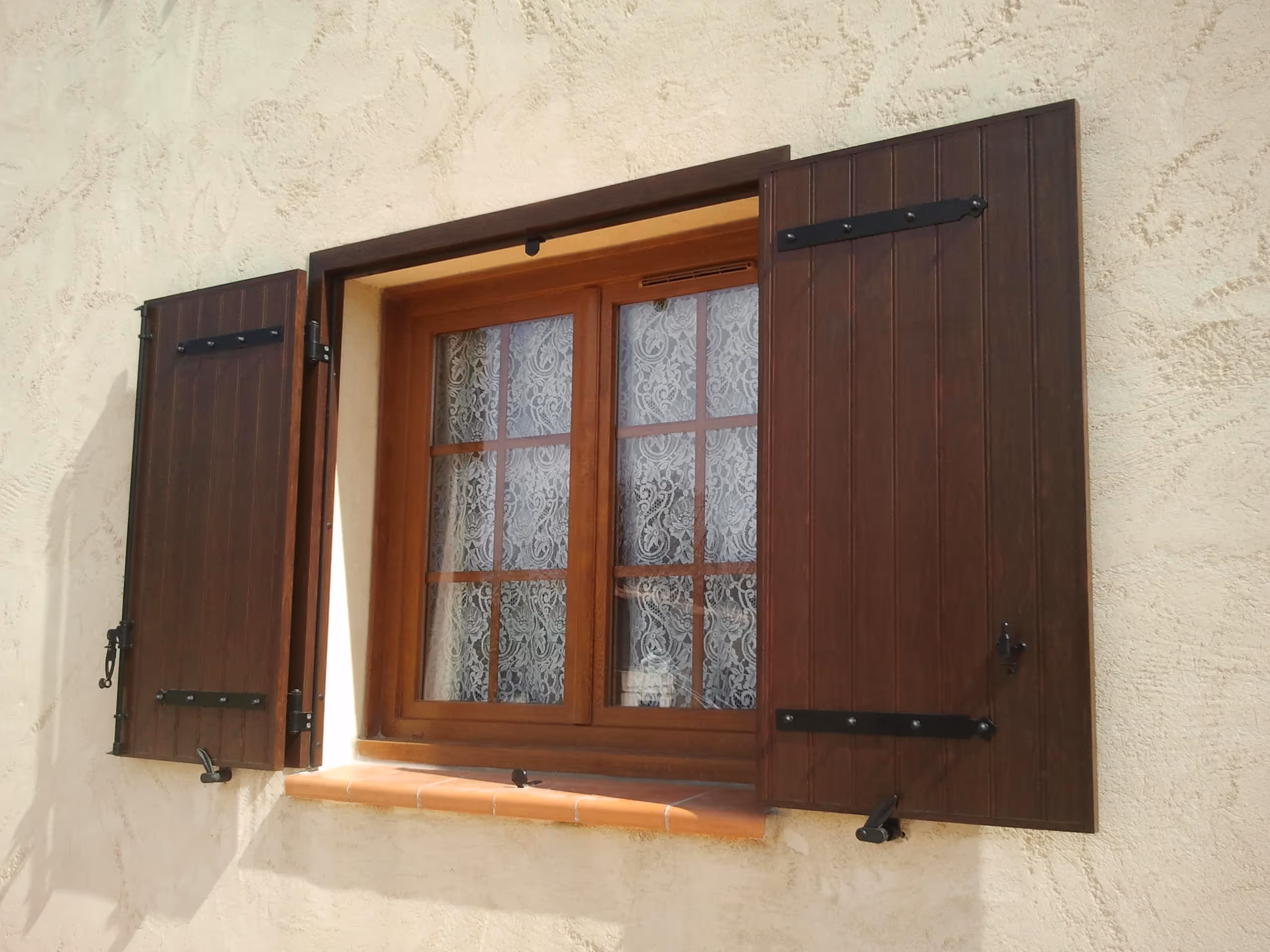 Fenêtre PVC et volet battant aluminium faux bois