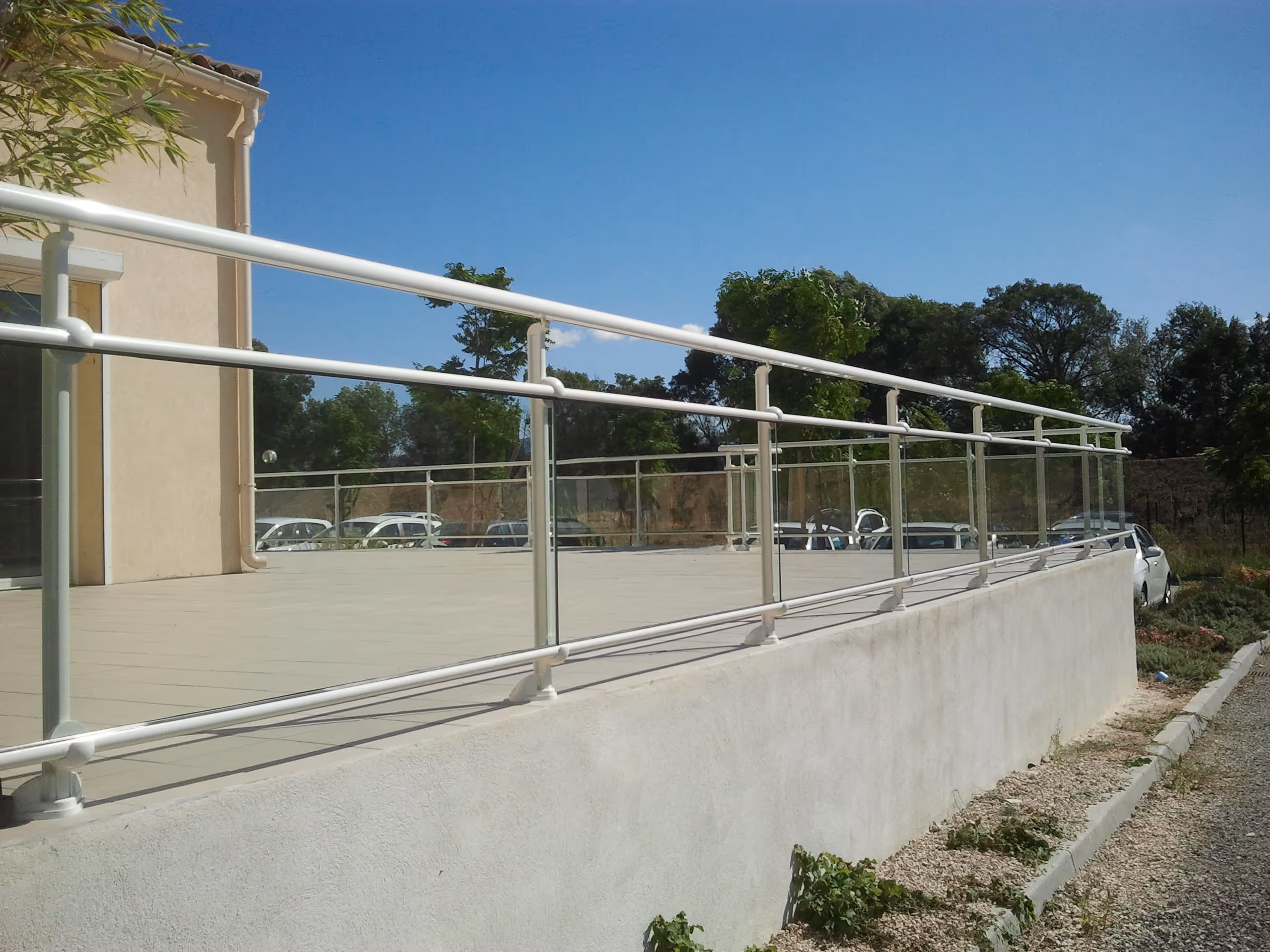 Garde corps aluminium vitré sous lisse