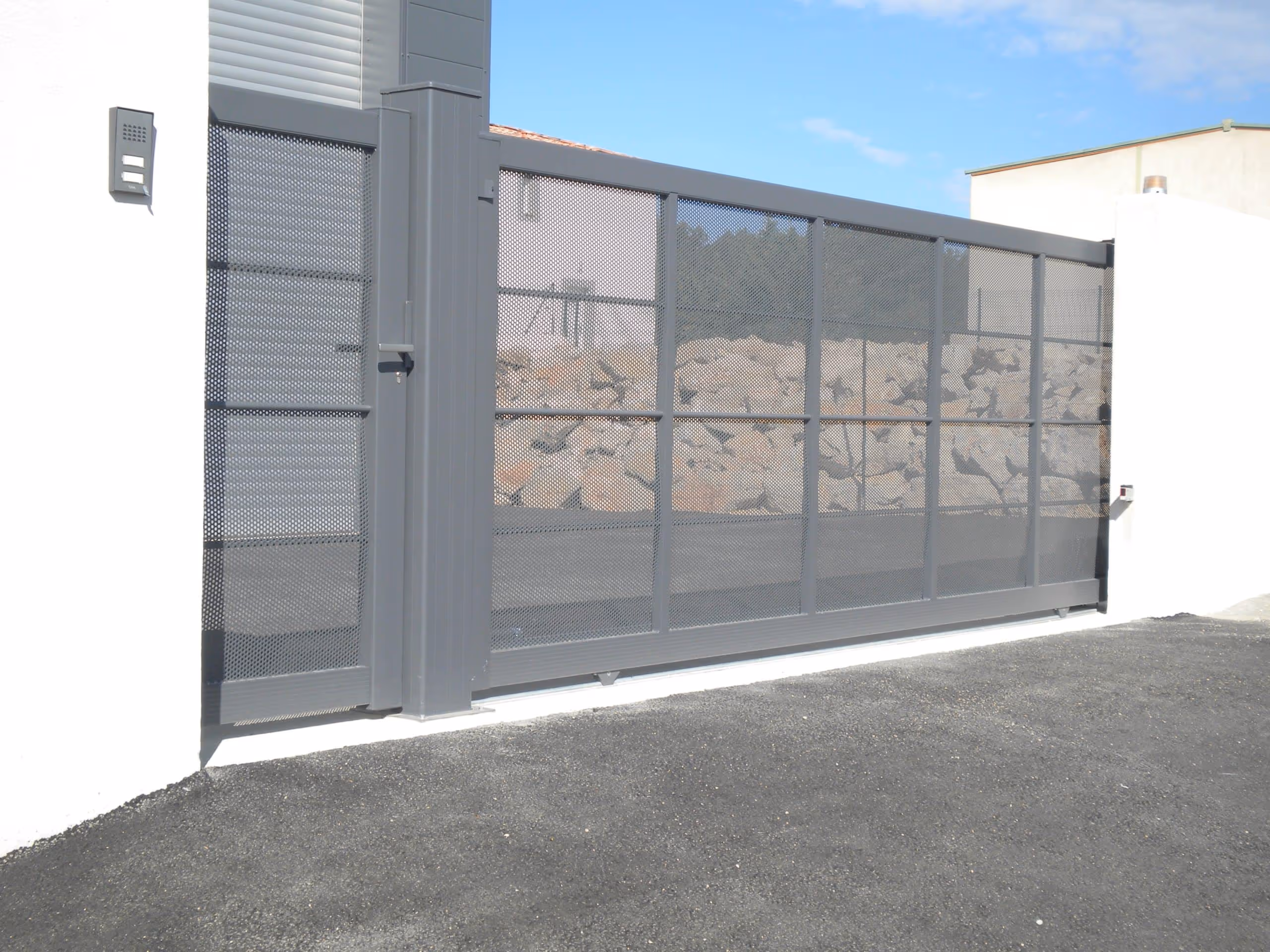 Portail coulissant et portillon aluminium ajourés Aubagne