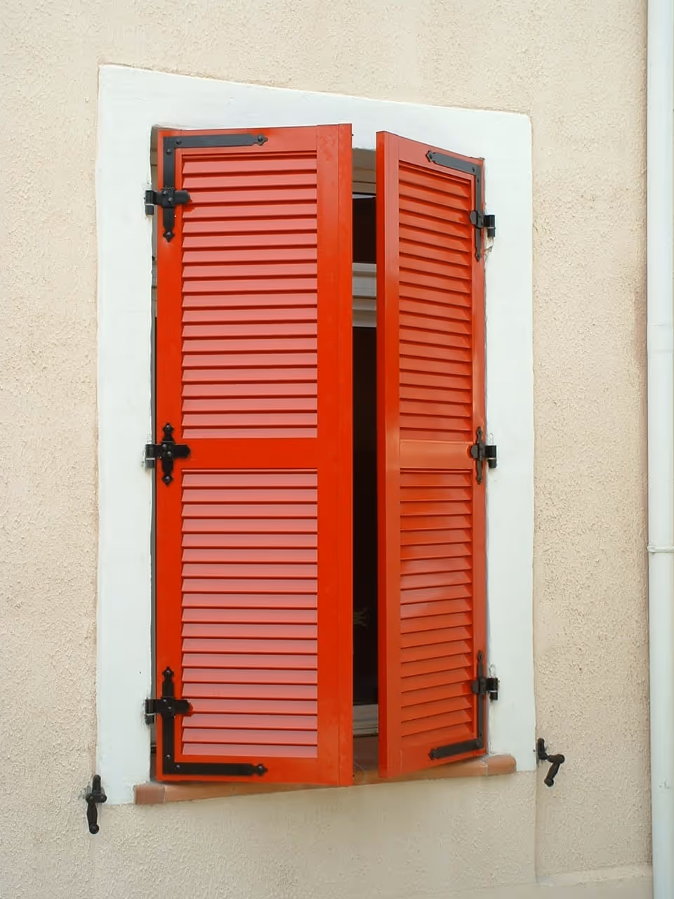 Volet alu rouge persiennenne|Volet battant aluminium semi persienne|Volet battant repliable en aluminium|Volet battant repliable en bois|Volet roulant de garage 1|Volet roulant de garage 2|Volet roulant de garage 3|Volets battants aluminium|Volets battants persiennes en aluminium|Volets battants persiennes en aluminium 2|Volets bois doublés|Volets coulissants aluminium