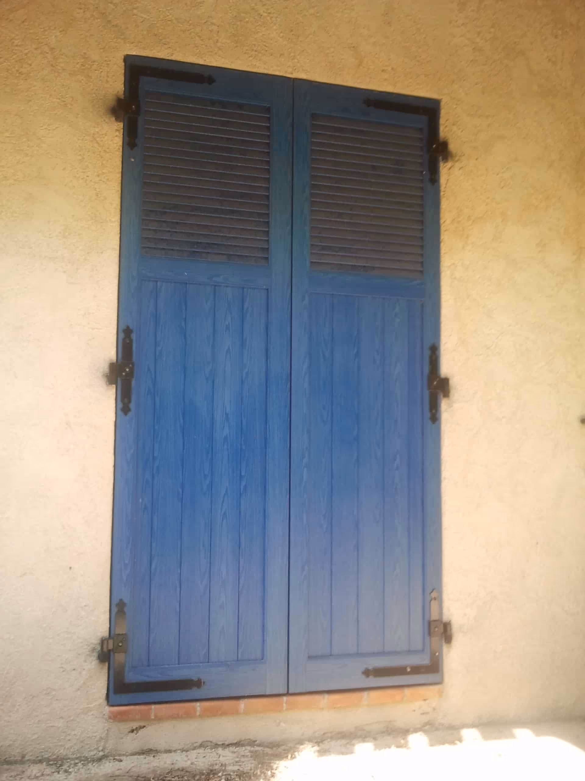 Volet battant aluminium semi persienne