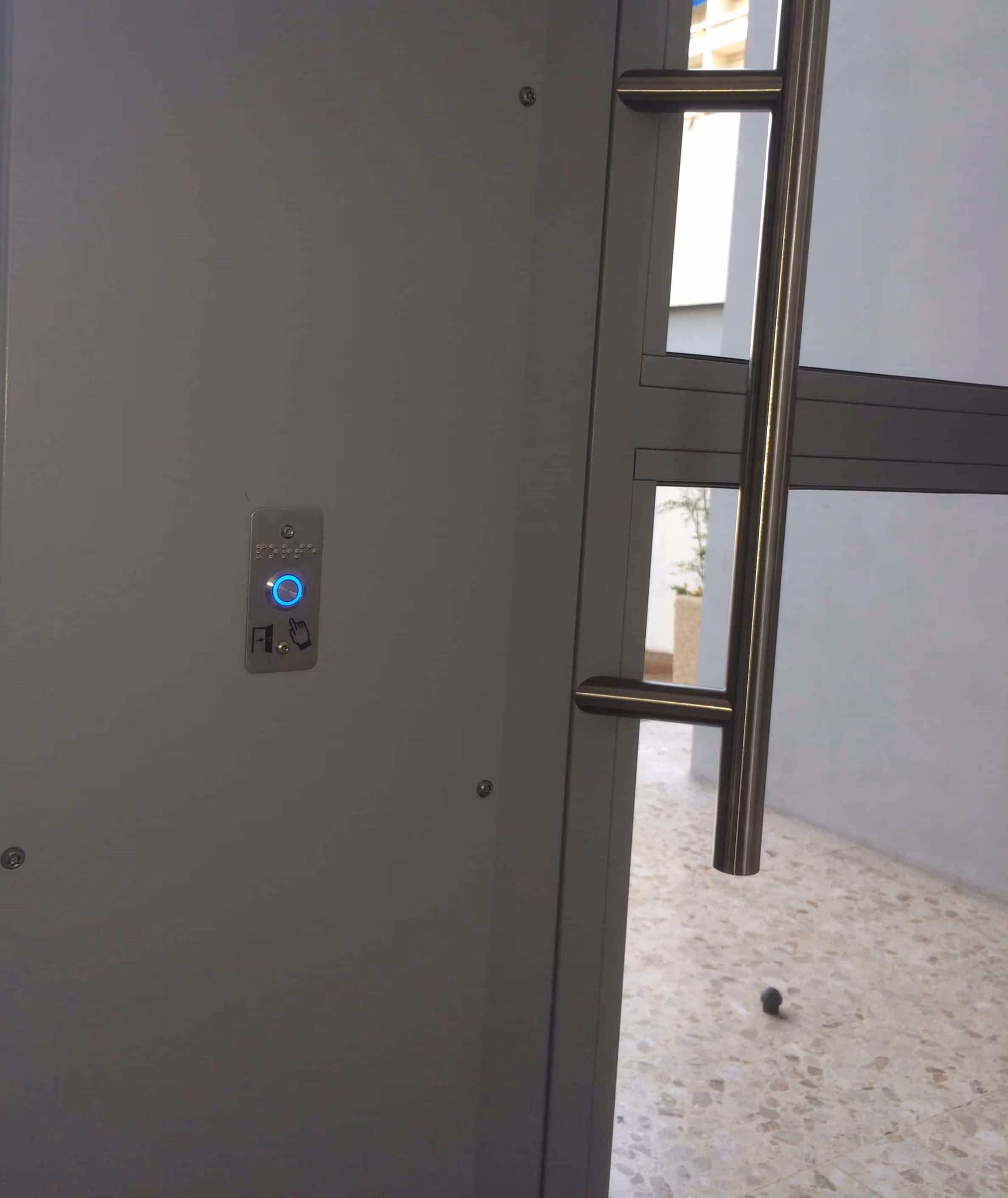 Porte d'immeuble- Commande d'ouverture