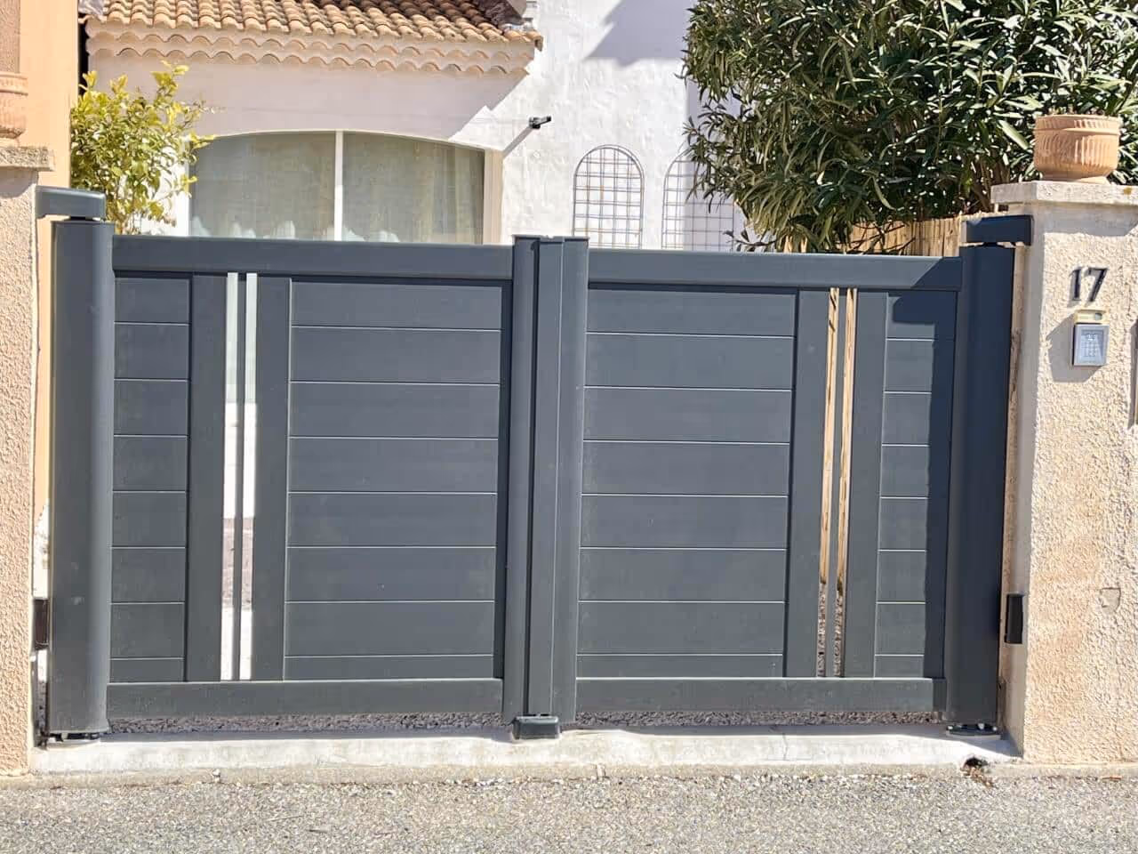 Portail aluminium à Aubagne avec Motorisation intégrée Somfy Invisio