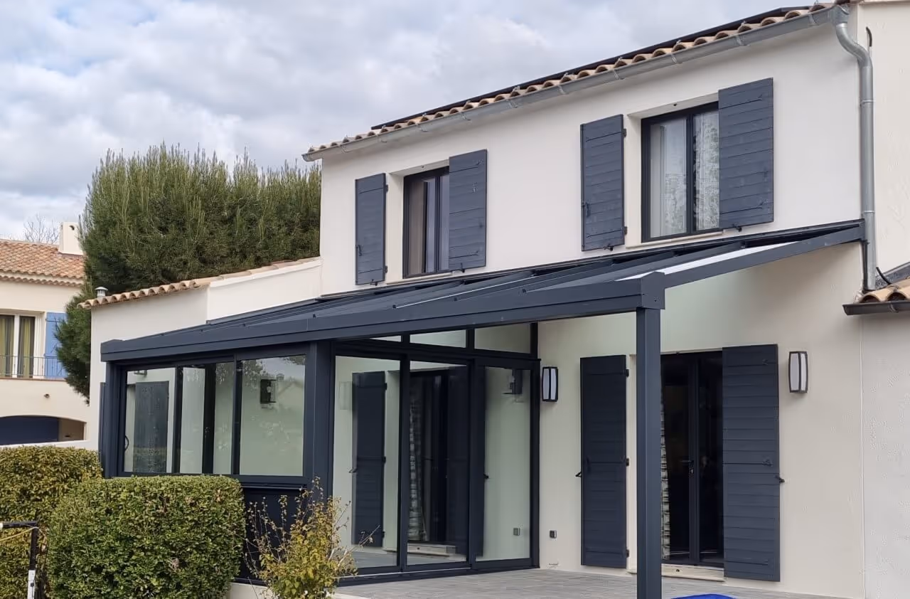 VÉRANDA ALUMINIUM AVEC AUVENT ET TOITURE MIXTE À LA BOUILLADISSE