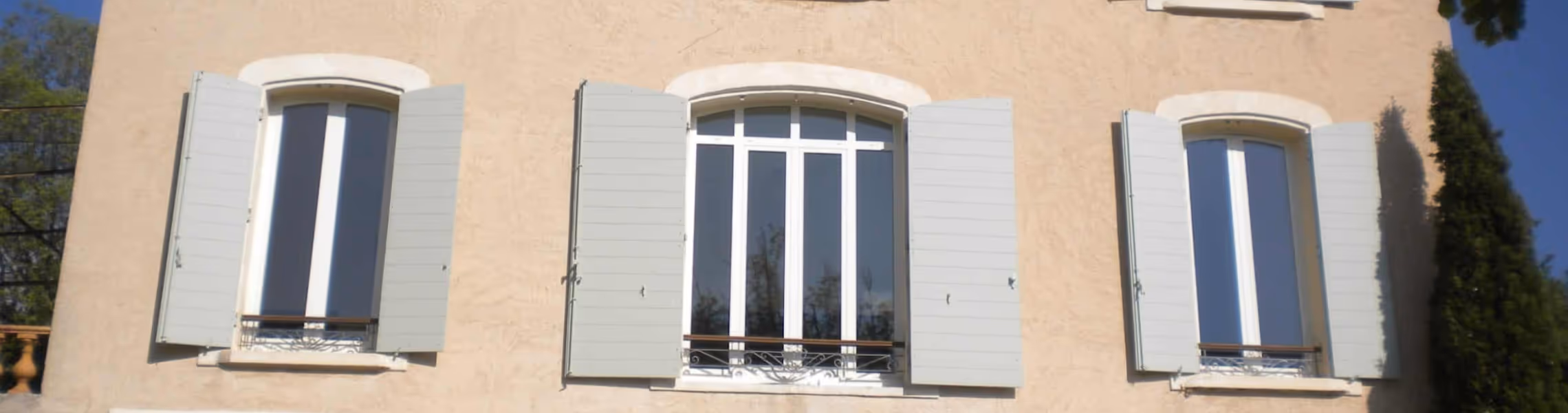 Fenêtres aluminium cintrées en rénovation|Fermeture de loggia aluminium|Fermeture terrasse couverte|Garde coprs aluminium 1|Garde corps aluminium 2|Garde corps aluminium vitré sous lisse 2|Garde corps aluminium vitré sous lisse|Garde corps aluminium vitré sous main courante 1|Garde corps aluminium vitré sous main courante 2|Garde-corps vitré sous main courante - vue extérieur|Garde-corps vitré sous main courante - Vue intérieur|Grille extensible acier laqué blanc|Jalousie + projection|Jalousie aluminium|Jalousie PVC|Kit pour motorisation Volet roulant|Lames pour volets roulants|marquise 1|marquise 2|Marquise 3