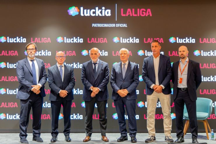 LaLiga and Luckia leaders at the sponsorship renewal signing in A Coruña, a league level sports betting partnership