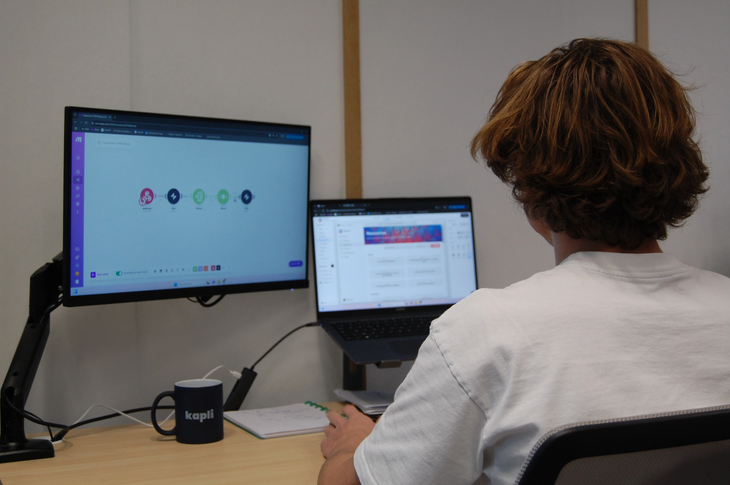 Augustin, product builder chez Kapli, crée un scénario sur Make.com pour automatiser des tâches et connecter ses outils plus facilement.