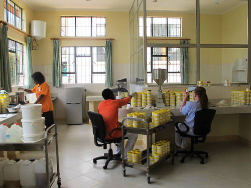 un groupe de personnes assises à une table dans une cuisine
