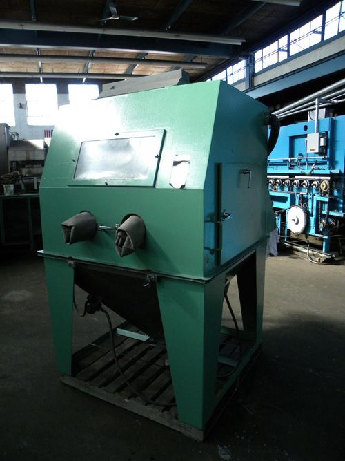 Econoline - Clampshell Opening Abrasive Blasting Cabinet