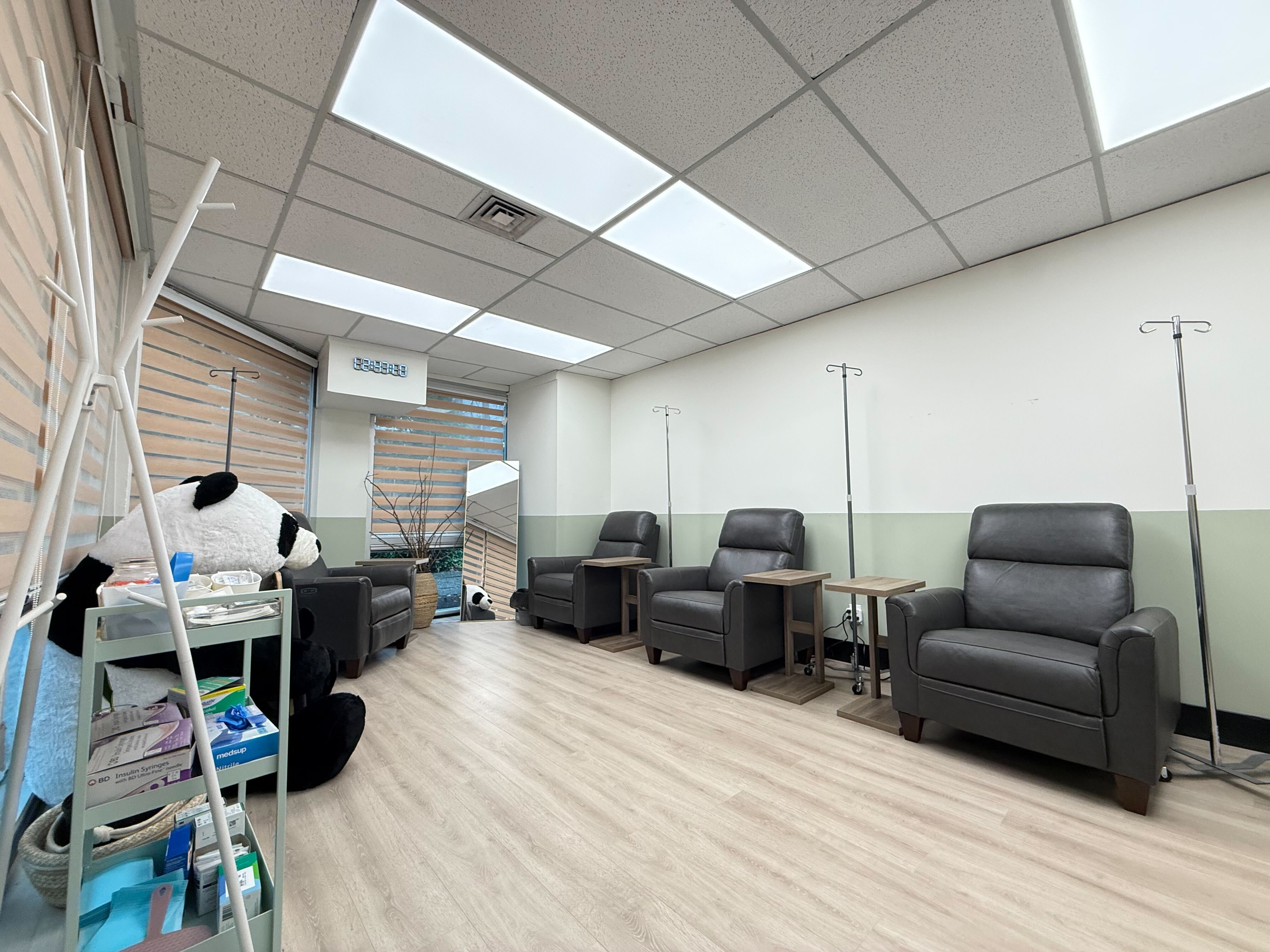 Private IV chair with blanket