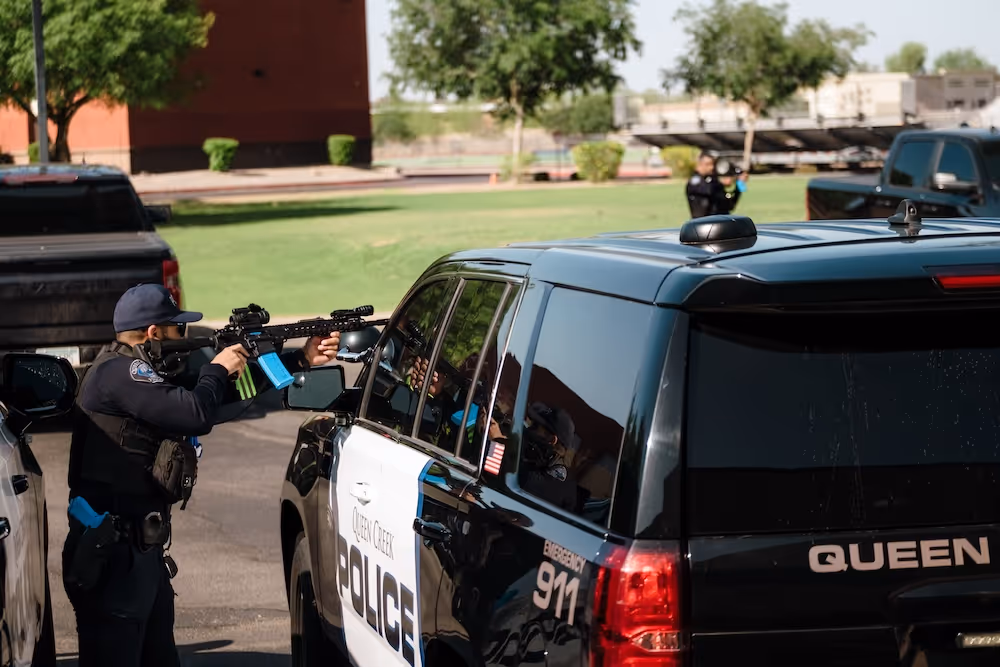 officer with gun on the car