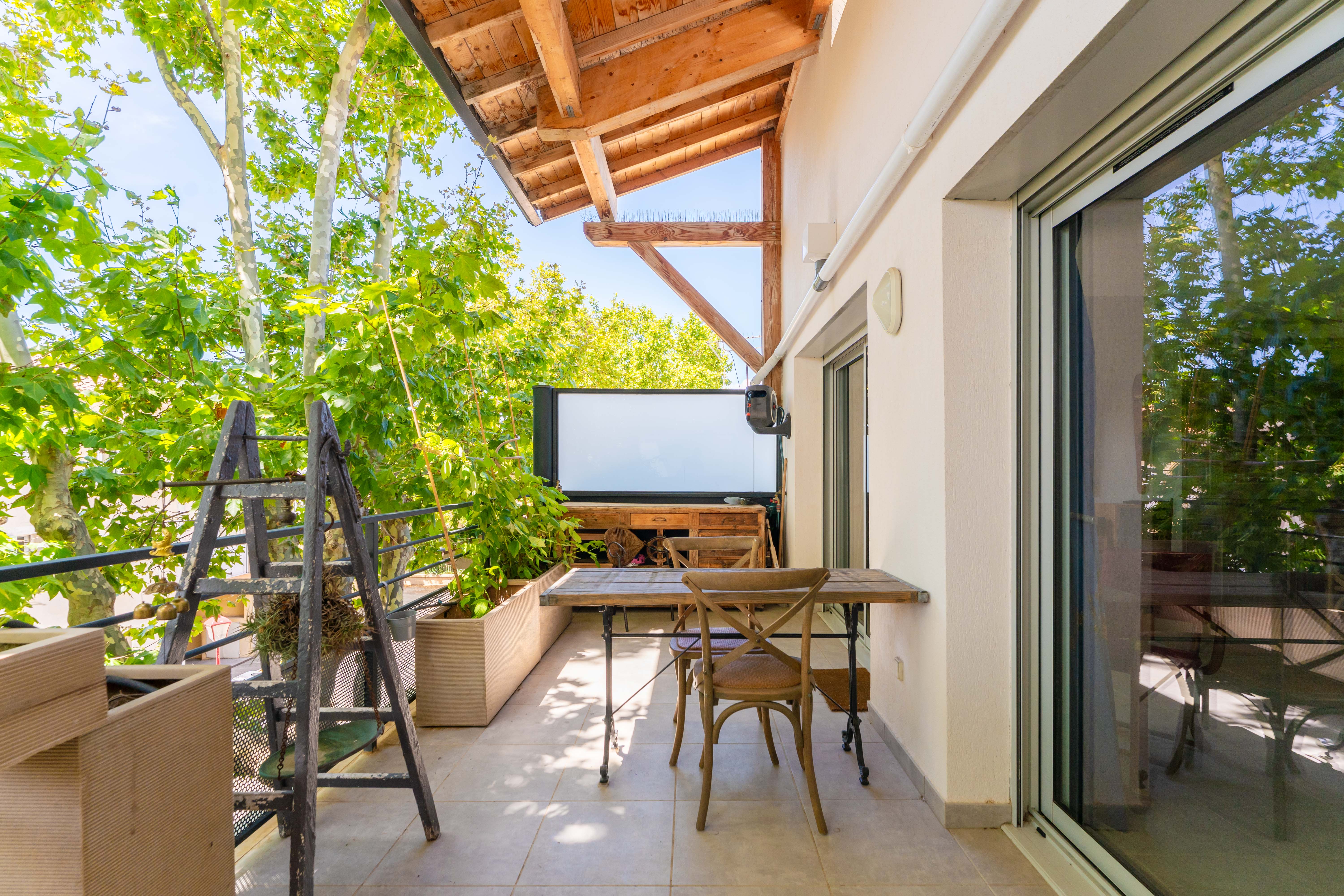 vue d'une terrasse couverte dans la verdure