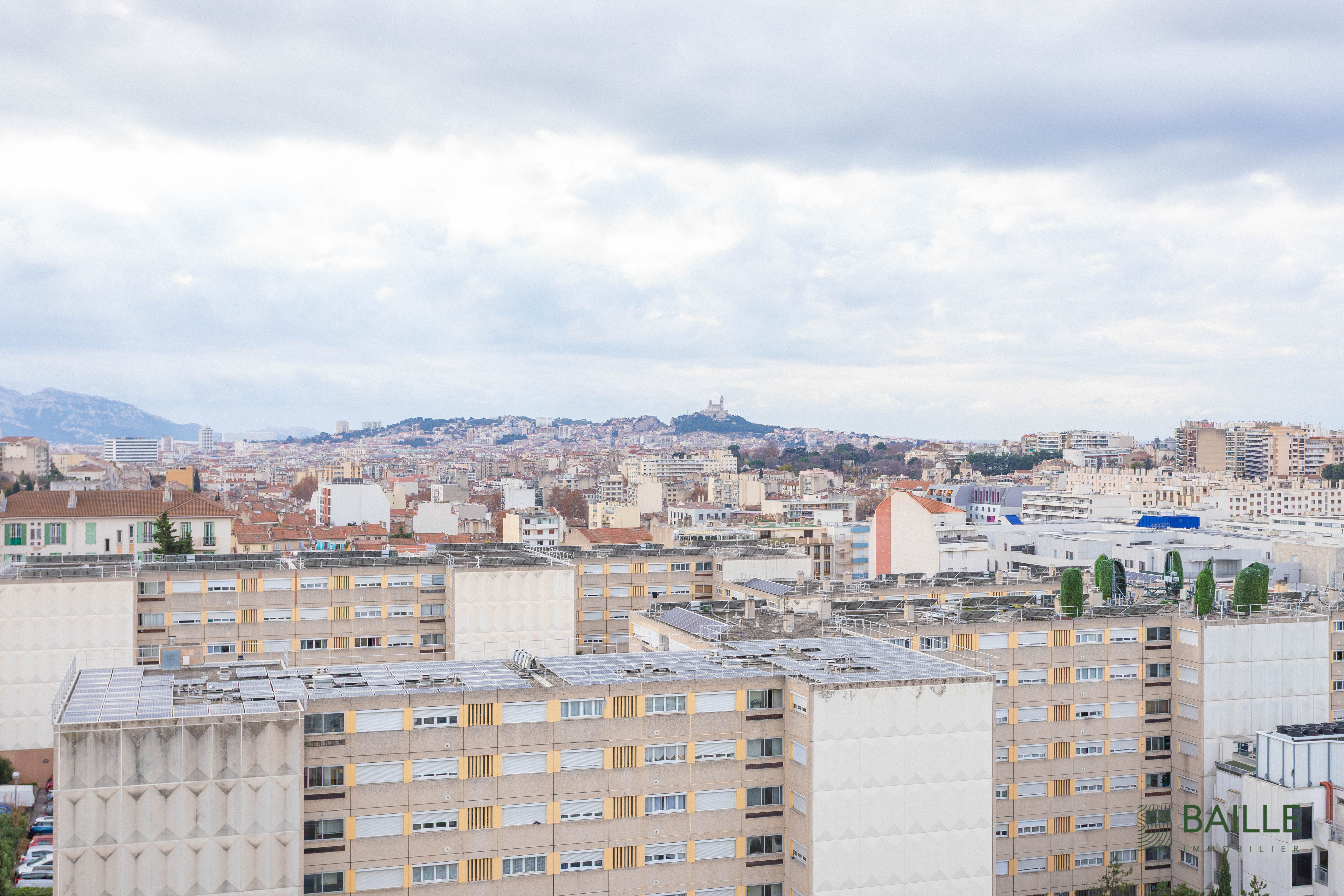 vue dégagée sur Notre Dame de la Garde
