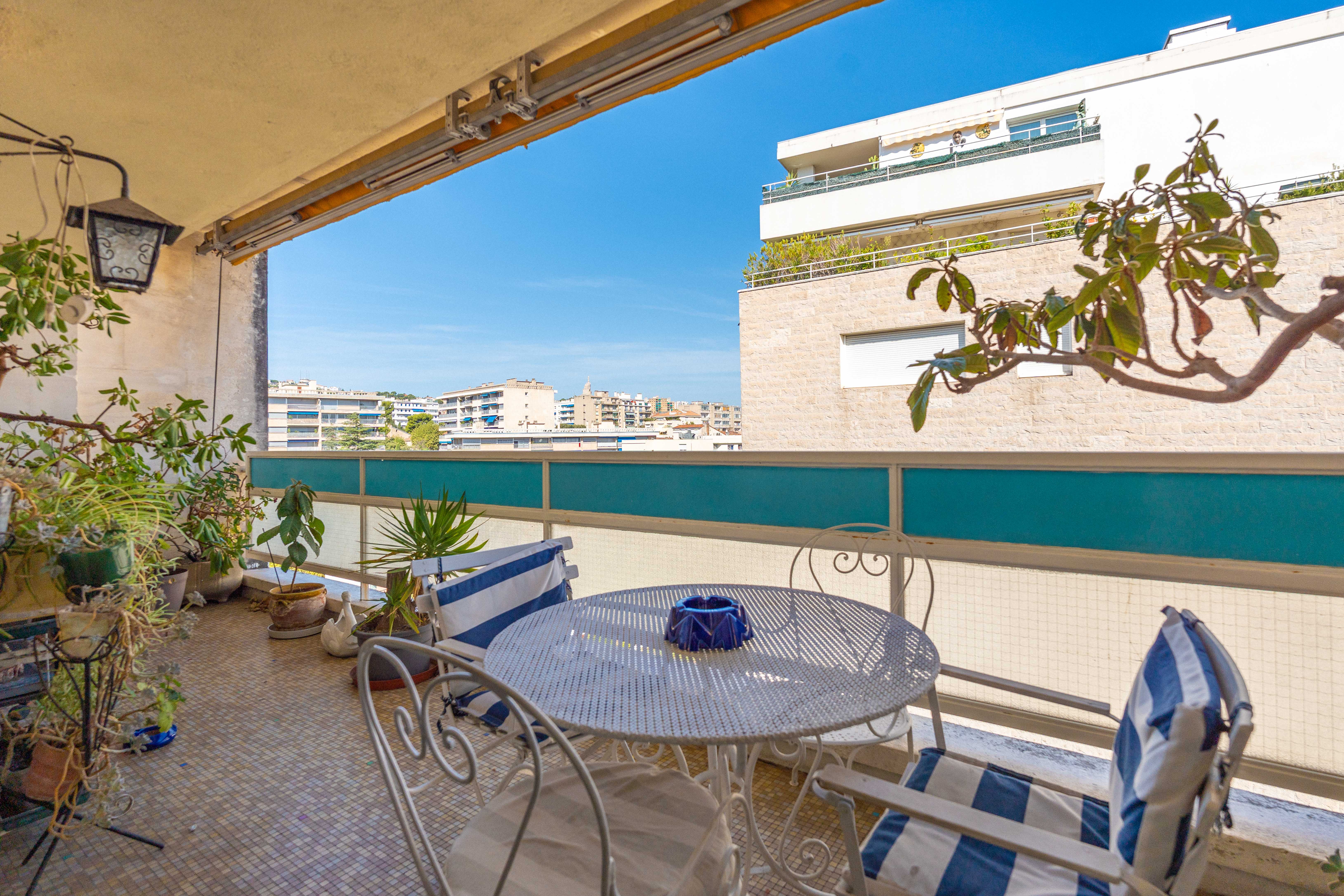 Terrasse spacieuse à la vue sur Notre Dame de la Garde