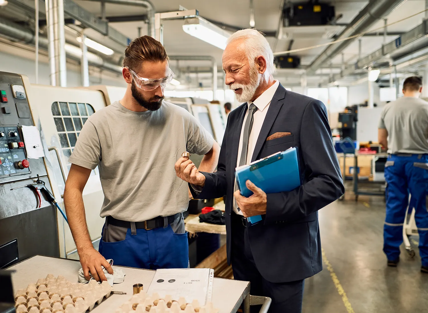 Das Foto zeigt die Mitarbeiter der Norm+Dreh GmbH bei einer Besprechung.