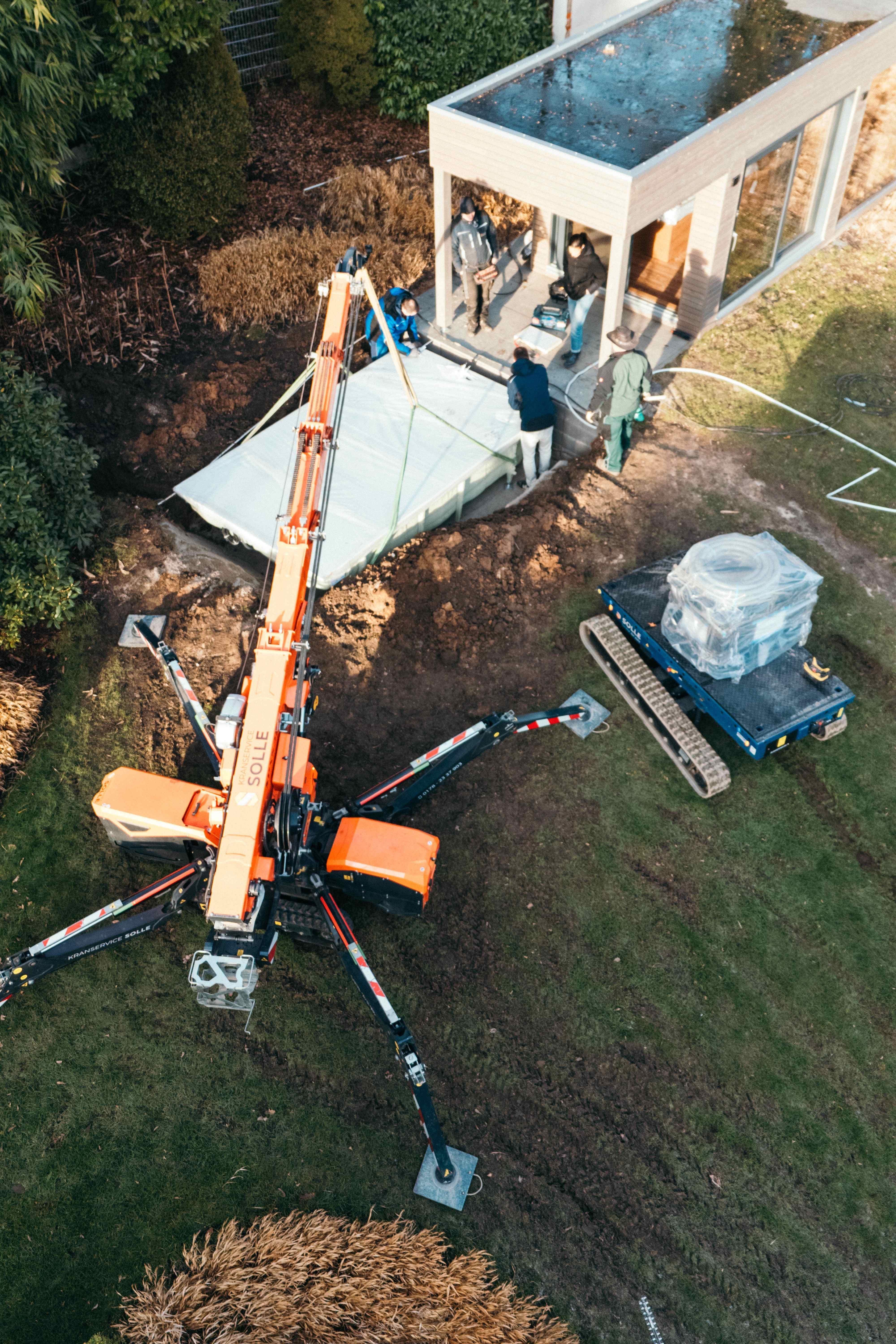Poolmontage im Garten: Die smarte Lösung ohne Straßensperrung - Jekko SPX532 & Multiloader