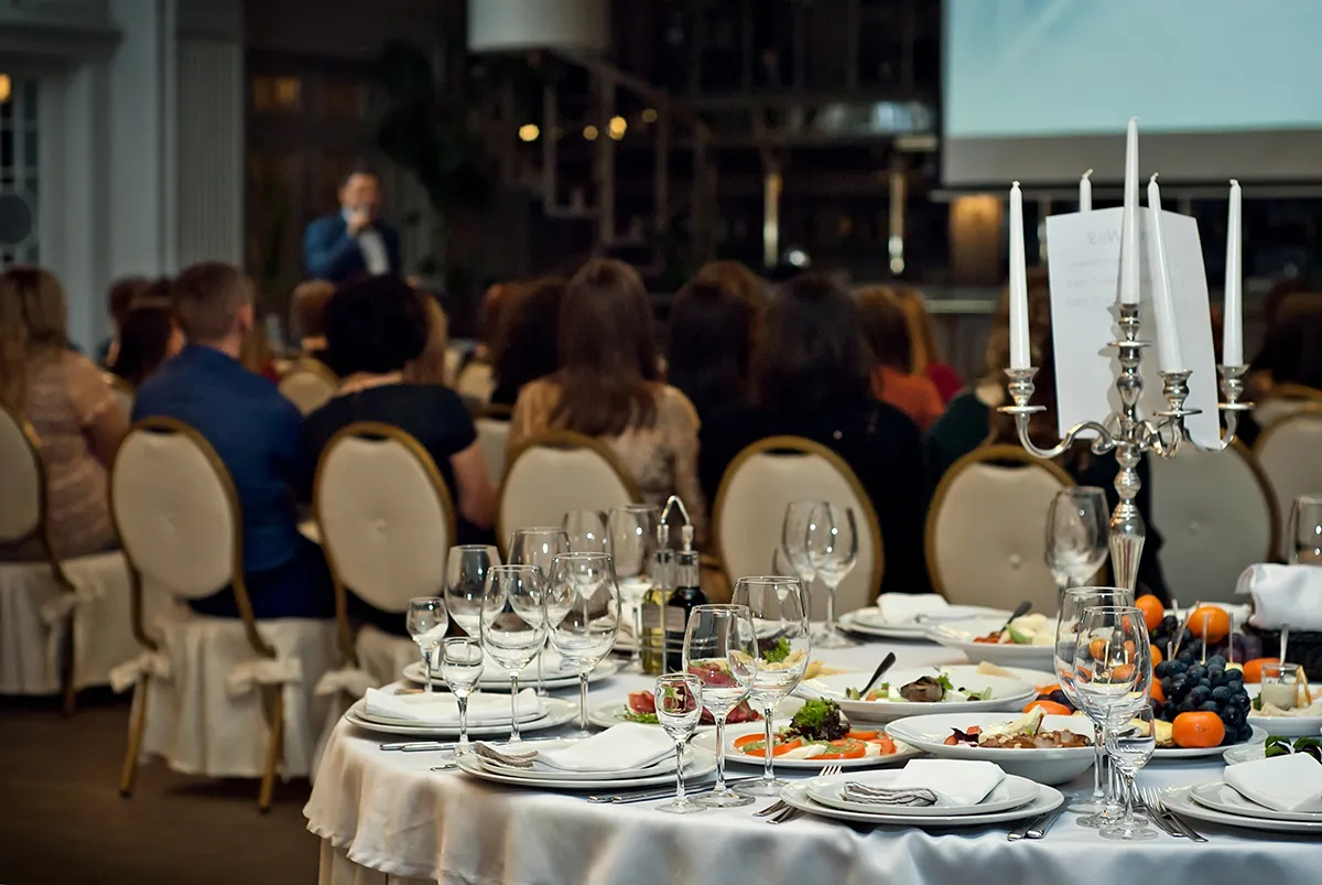 Seamless connectivity with ion12xi_h2 Wi-Fi 6 indoor access point for conferences, social events.