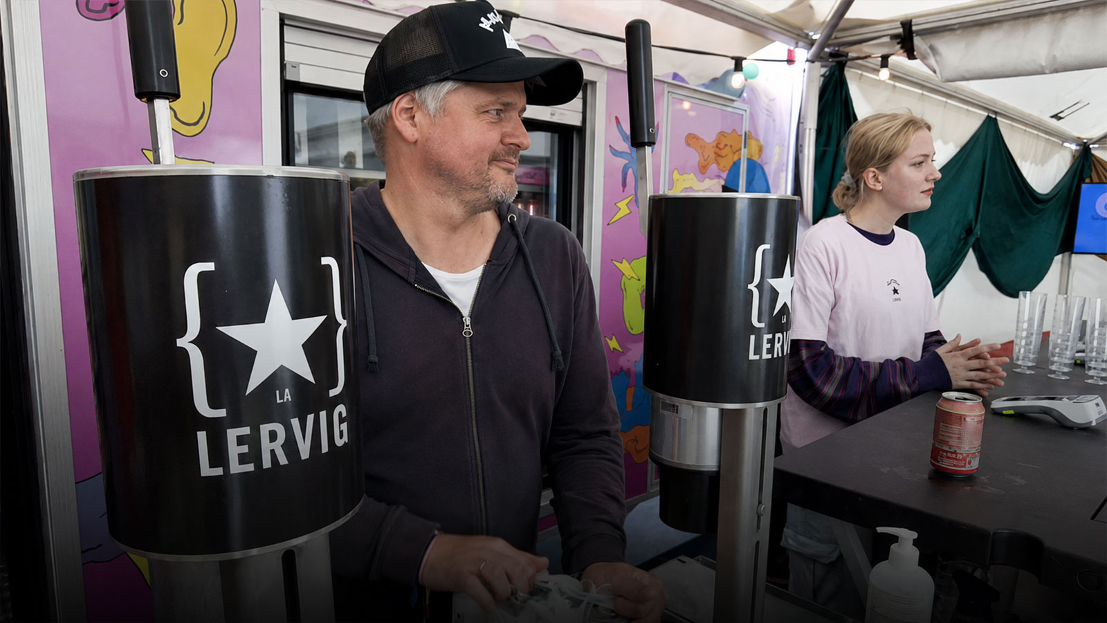 Ti år etter oppstarten finner du fortsatt Leif i baren