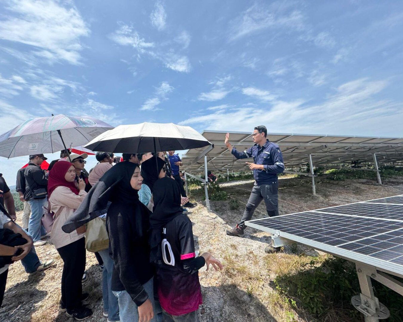 i2 Energy site safety supervisor guiding students from GMI around the LSS in Melaka.