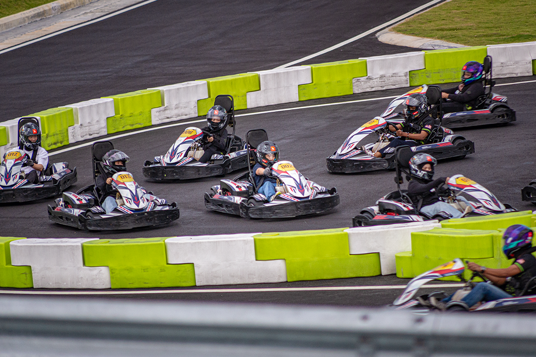 i2 Energy team racing around the tracks at RUD Racing