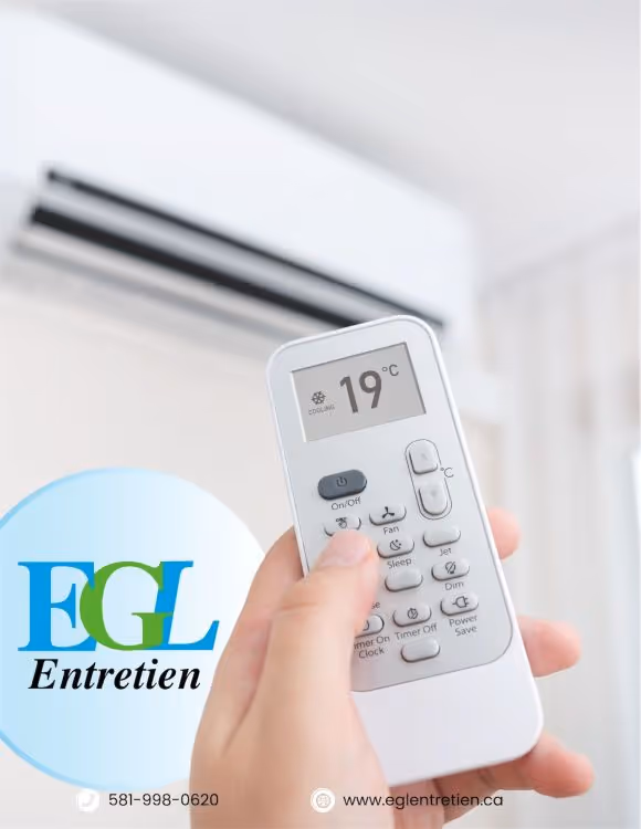 Main tenant une télécommande réglée à 19 °C devant un climatiseur mural, avec le logo d’EGL Entretien et ses coordonnées.